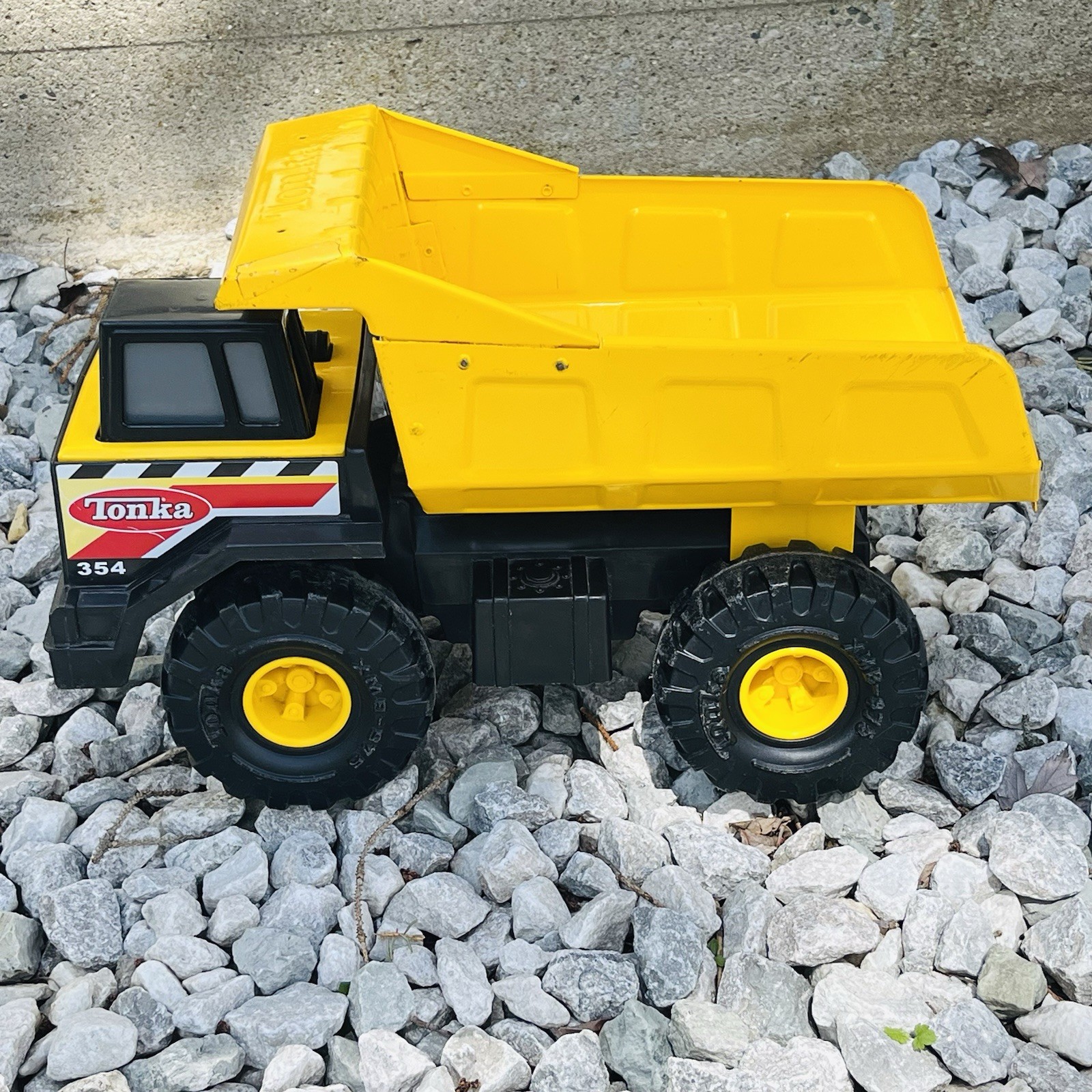 Classic Tonka 2012 Mighty Dump Truck 354 XMB 975 Tires Pressed Steel FAST SHIP