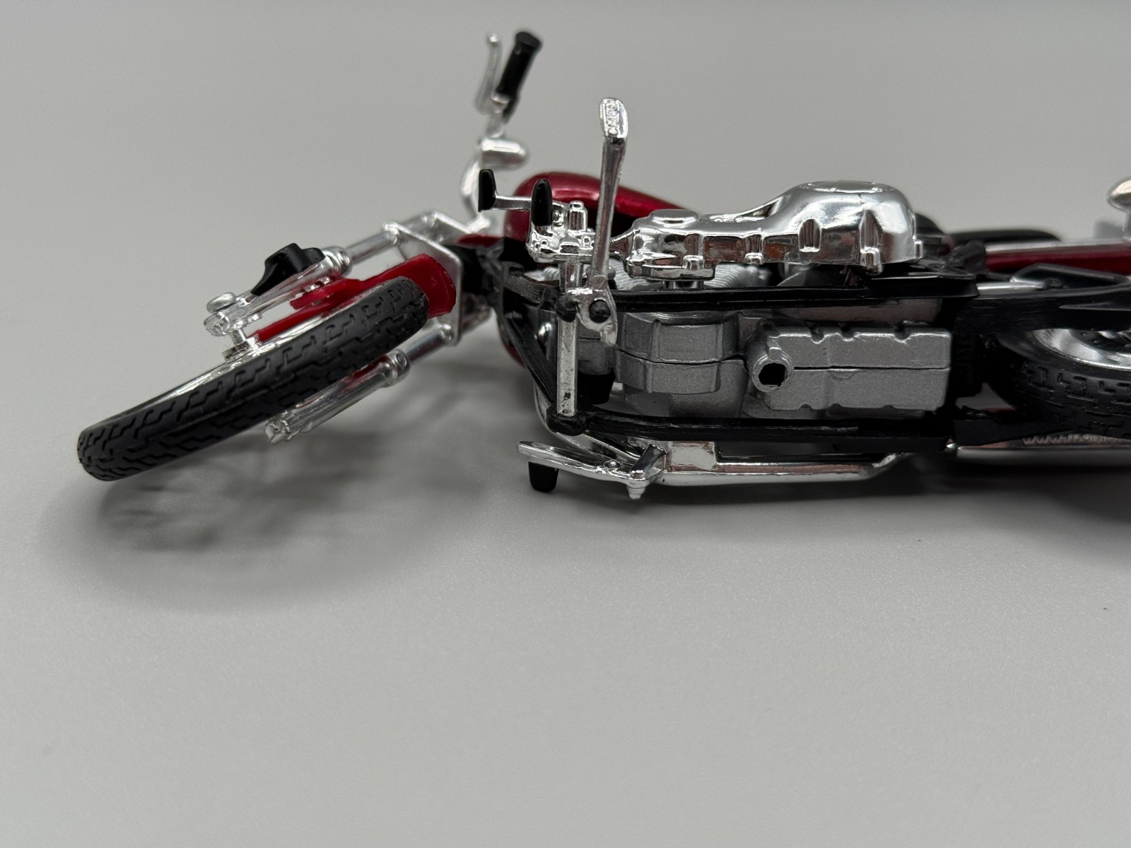 Maisto 1/18 HARLEY-DAVIDSON Motorcycle 1984 FXST Softail Red
