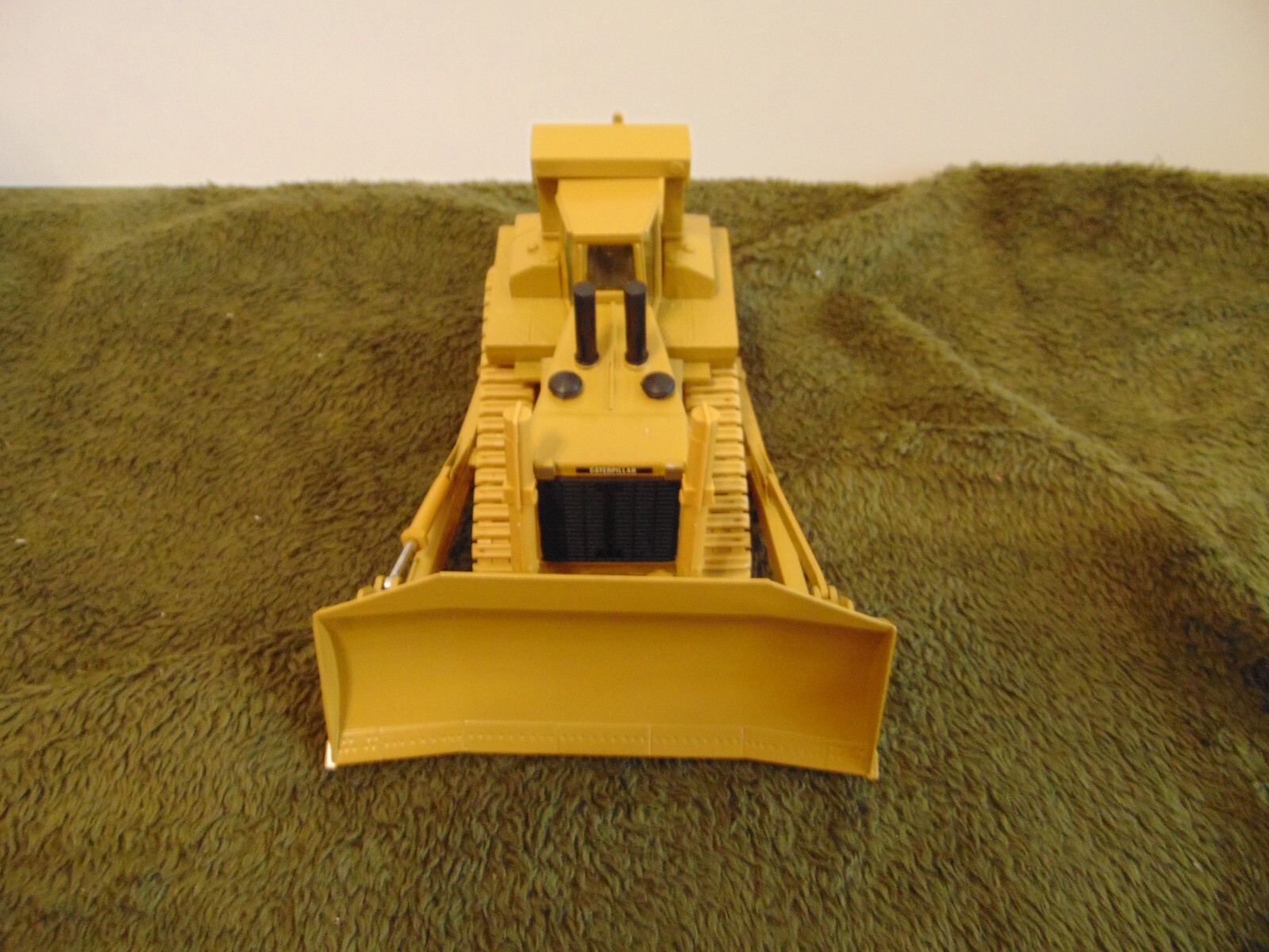 Conrad 2852 Cat Caterpillar BullDozer Dozer Track Type Tractor Die Cast Model