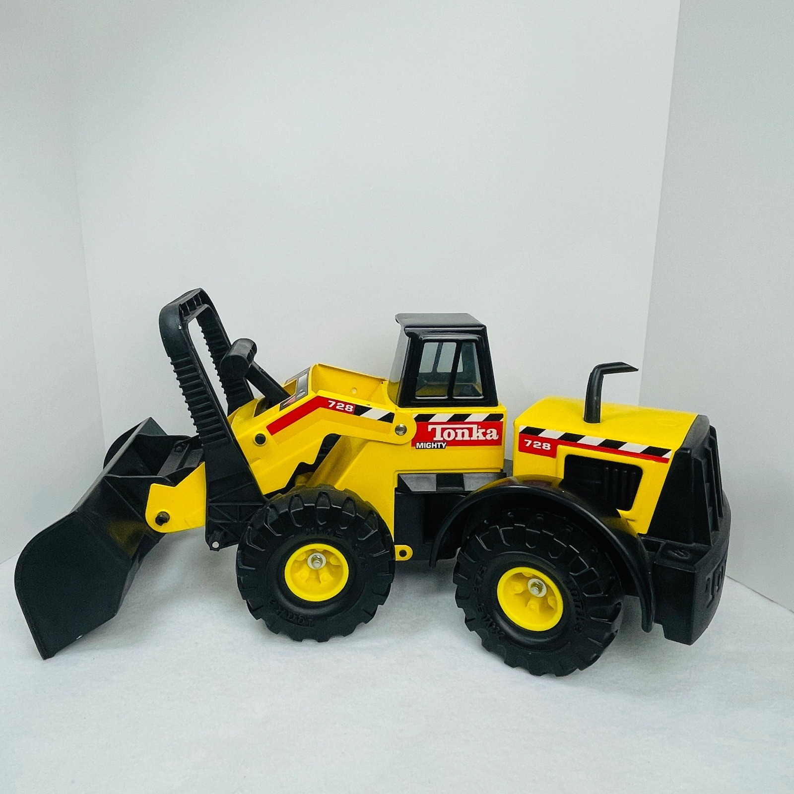 Tonka Mighty Front End Loader 728 Yellow Black Construction Vehicle Toy 19 Inch