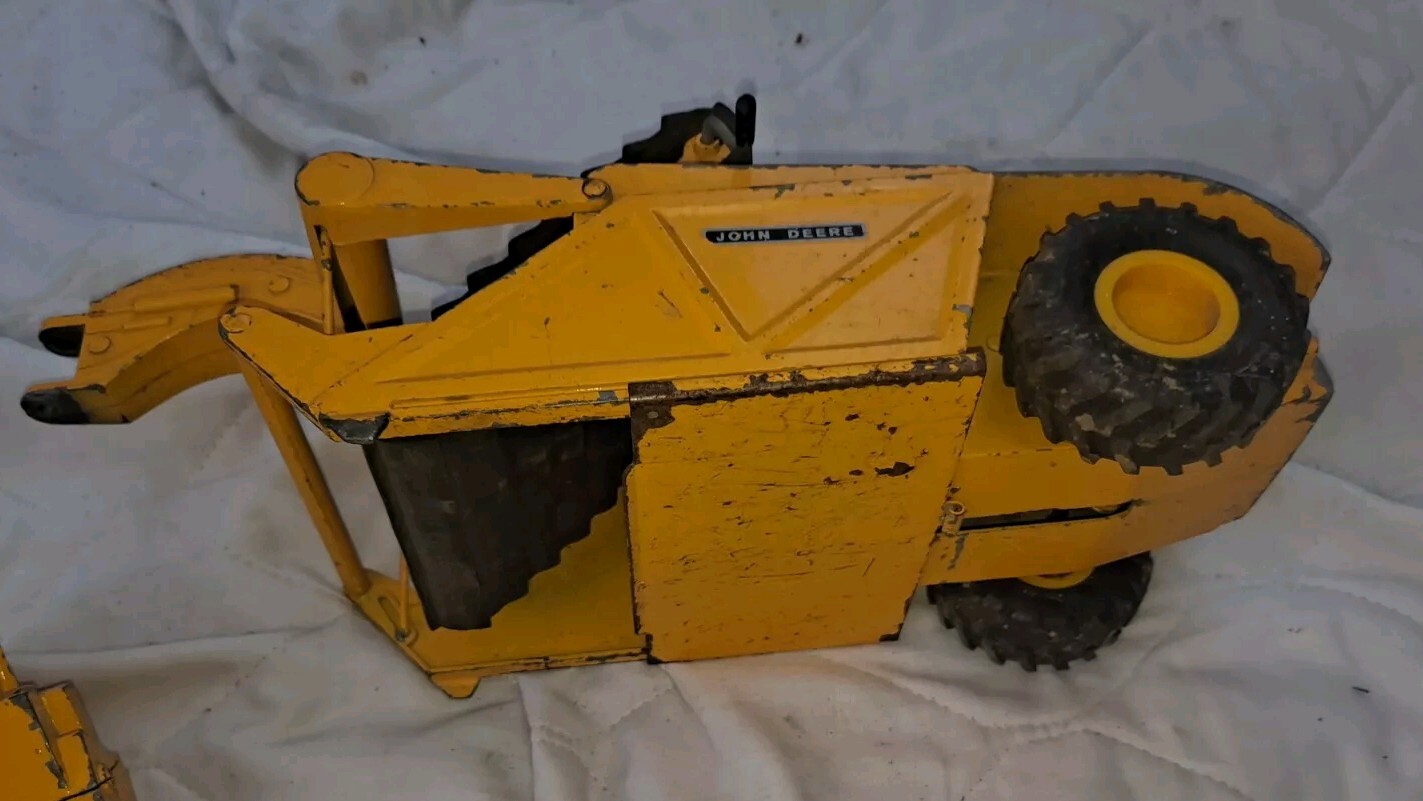 1970’S ERTL 18″ JOHN DEERE ELEVATING SCRAPER 1/16TH SCALE