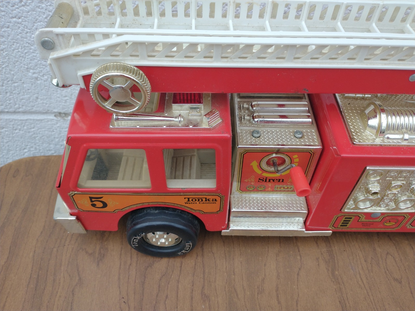Tonka Firetruck 33105 Hook n’ Ladder Crank Siren Ladder 2 Section USA Figure