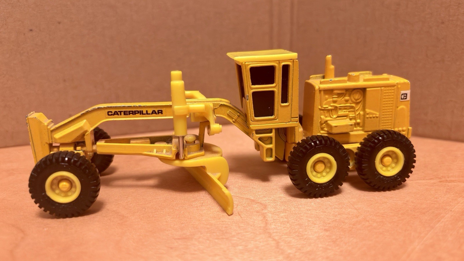 Vintage Ertl Mighty Movers Caterpillar Road Grader 6″ Die-Cast Pre-owned
