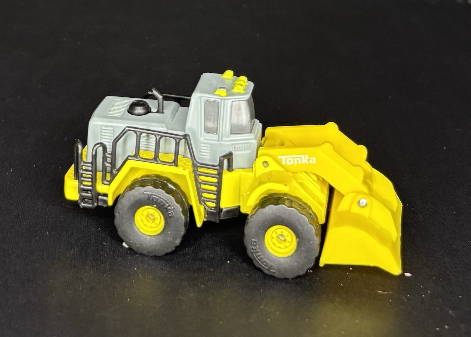 TONKA 2012 Construction Yellow Front End Loader 1:64 Scale Diecast Car
