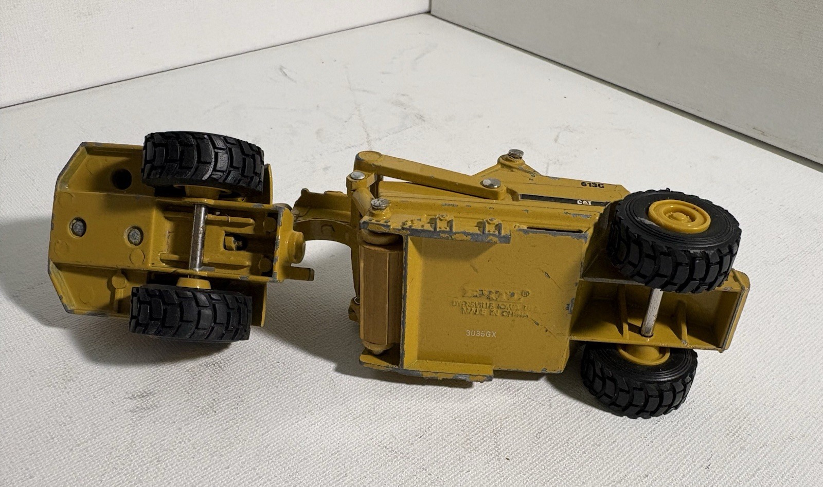 ERTL Caterpillar 613C Diecast Wheel Tractor Scraper Construction Truck