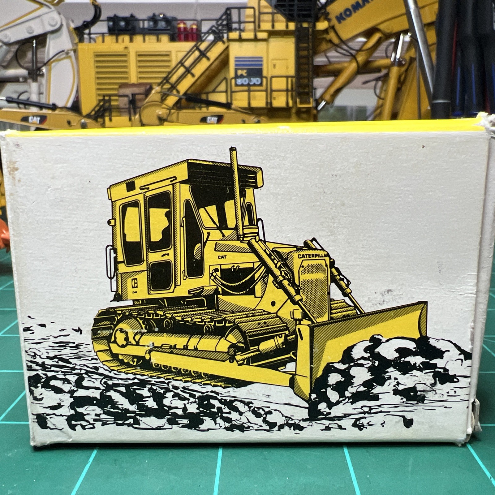 Caterpillar Cat D4E Dozer – NZG 1:50 Scale Diecast #205 White Edition