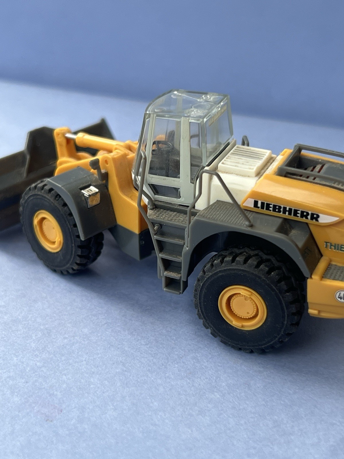 HO 1:87 Herpa # 148122 Liebherr L 580 Wheeled Loader w/ two 1:87 constr. workers