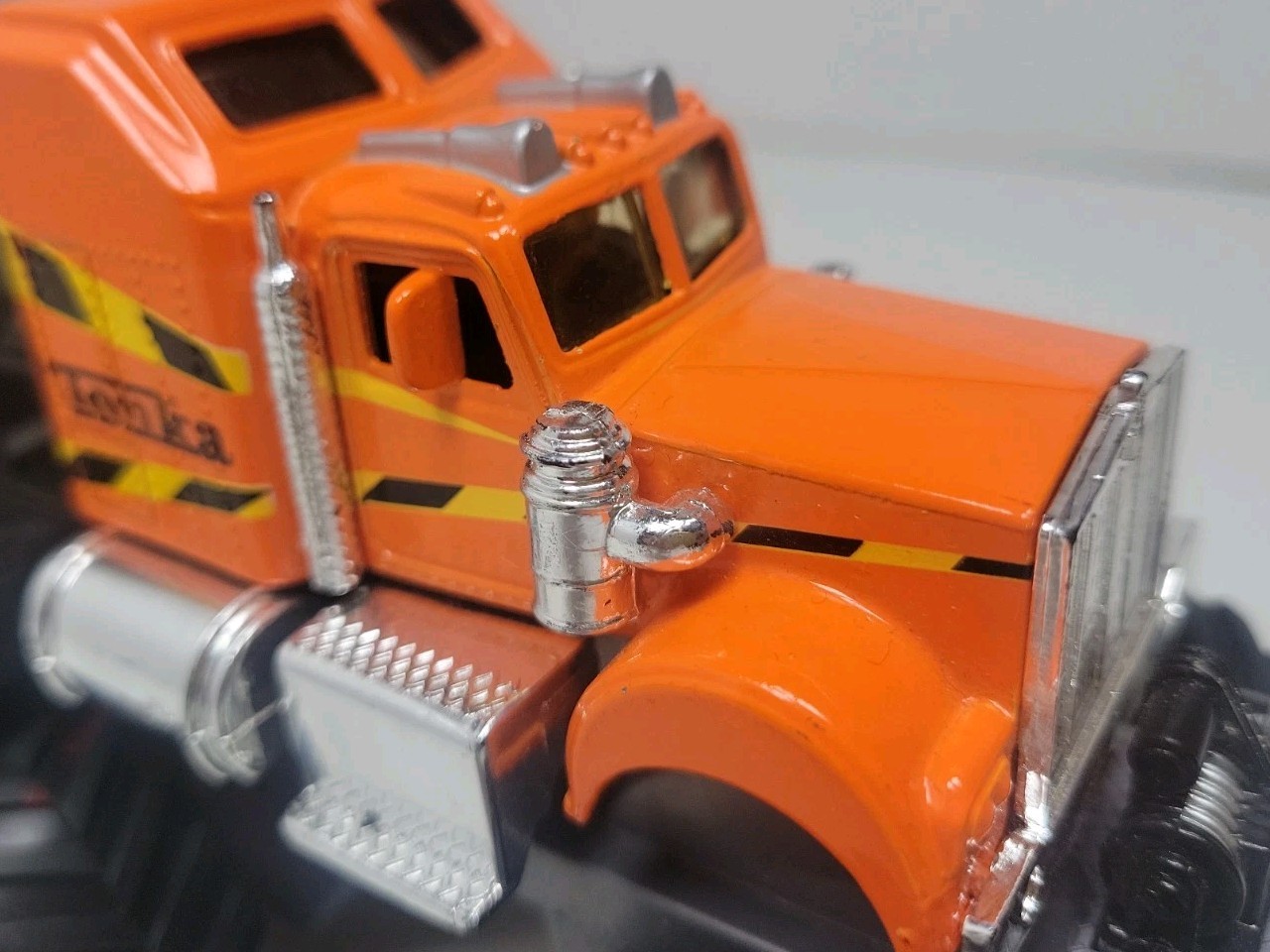 TONKA QUARRY MONSTERS CEMENT TRUCK 1:35 Die Cast Friction Power Maisto 2003