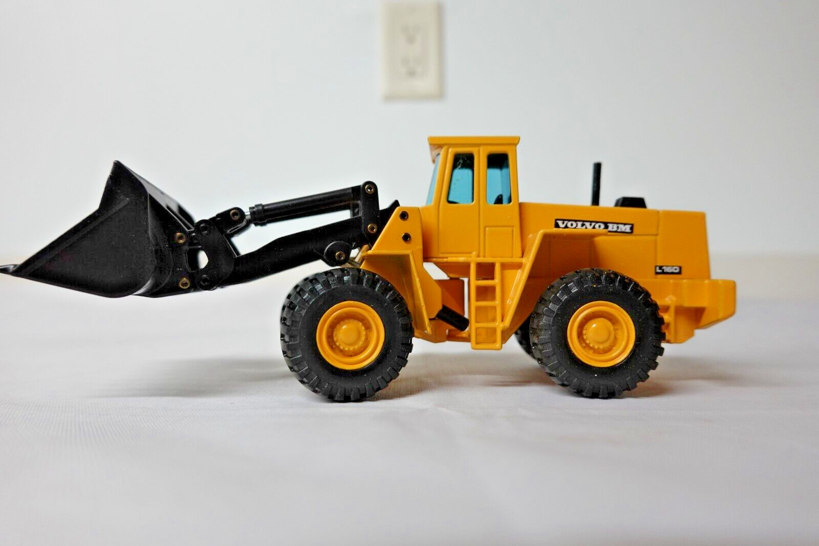 JOAL 227 Volvo BM L160 Wheel Loader 1:50 Scale