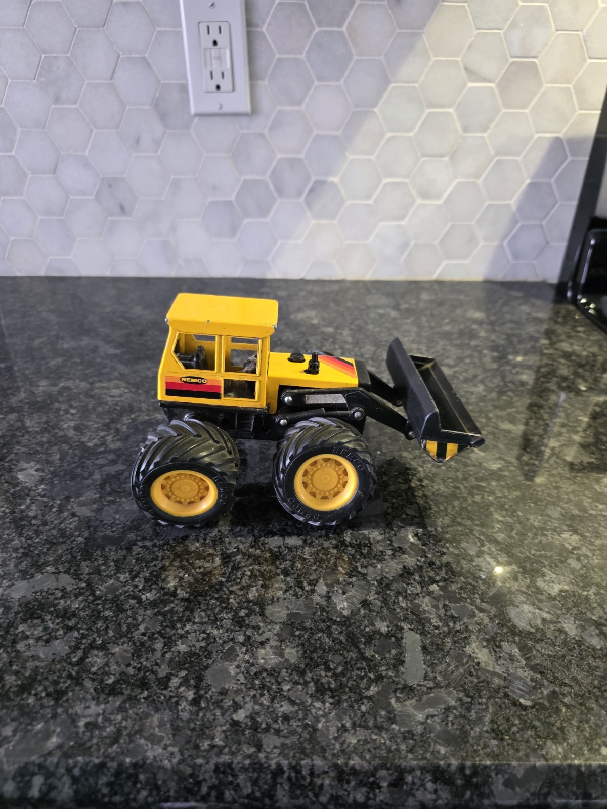 Vintage, Die Cast Yellow BULLDOZER Toy Construction Equipment REMCO(K)