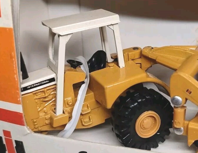 ERTL Mighty Movers Die-Cast Scale 1:64 “IH Scrapper 412B” PN. 1855
