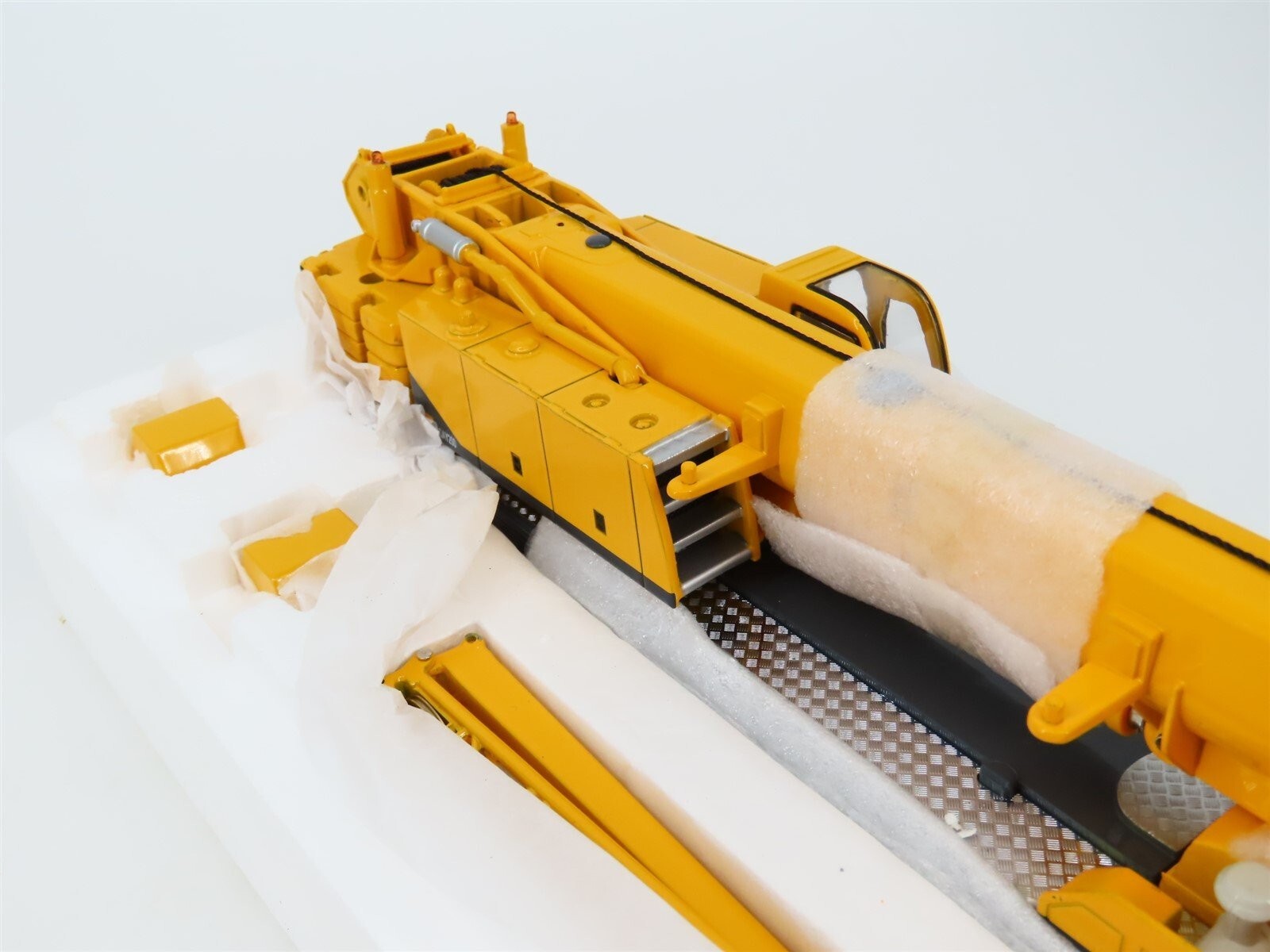 XCMG QAY200 Mobile Crane – China 1:50 Scale Diecast Model New