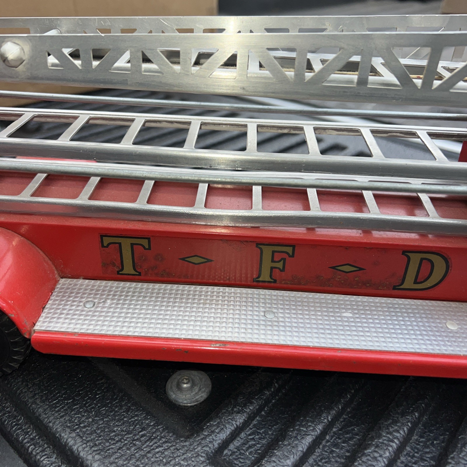 Vintage 1957 Tonka Aerial Ladder Fire Truck 33” #48 in catalog – B