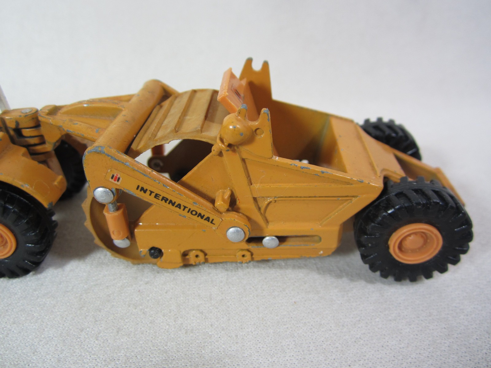 ERTL MIGHTY MOVERS INTERNATIONAL HARVESTER SCRAPER 412B 1/64 DIECAST