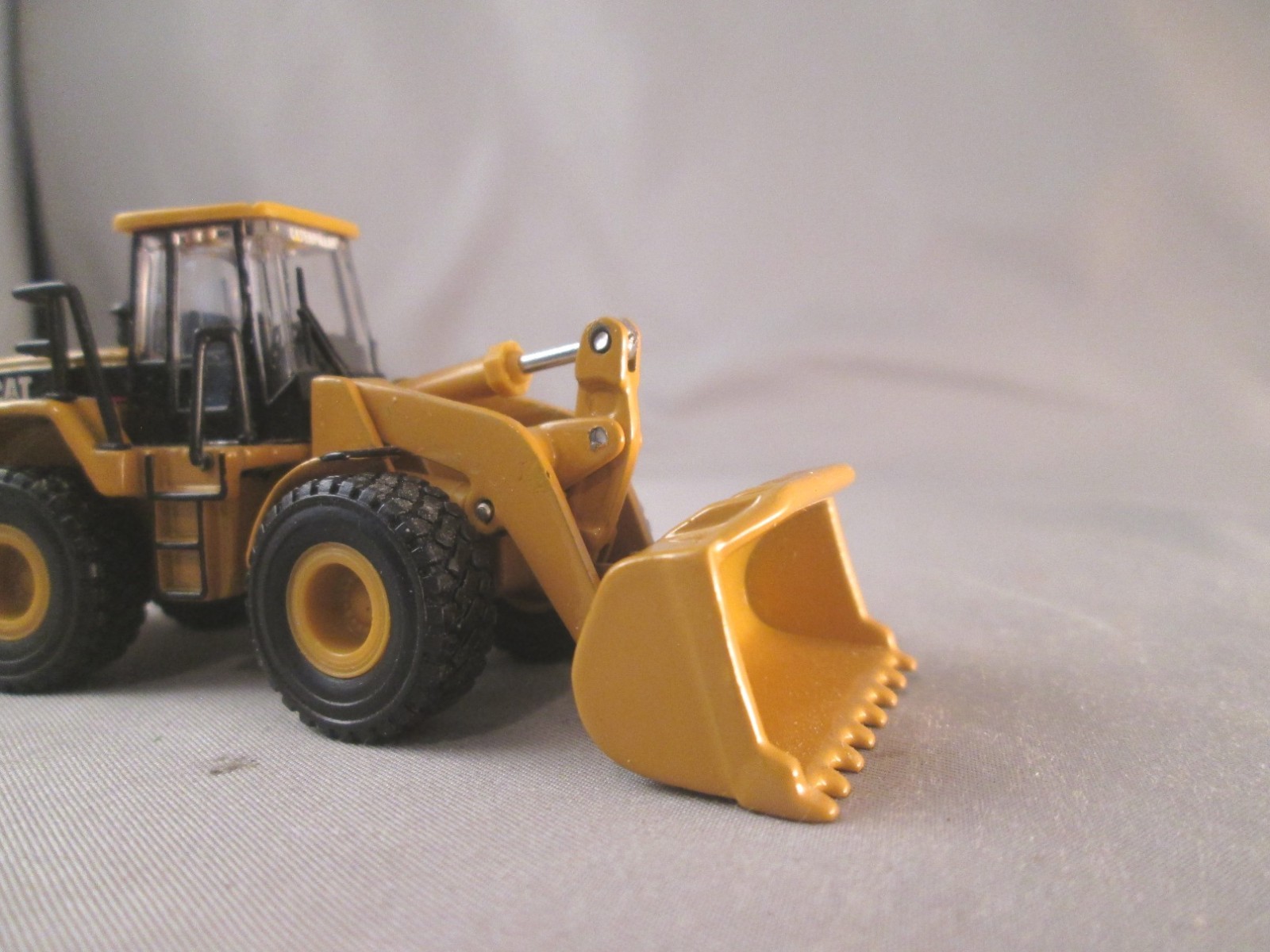 Norscot 3070 HO Scale Diecast CAT 966G Series II Wheel Loader used good cond