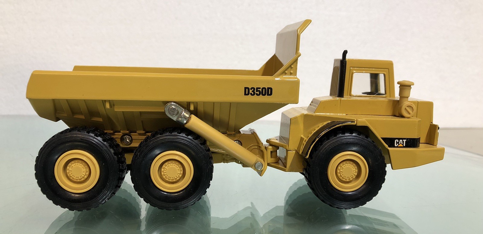 ERTL 2431 CAT D350D Articulated Dump Truck 1:50 Scale Diecast