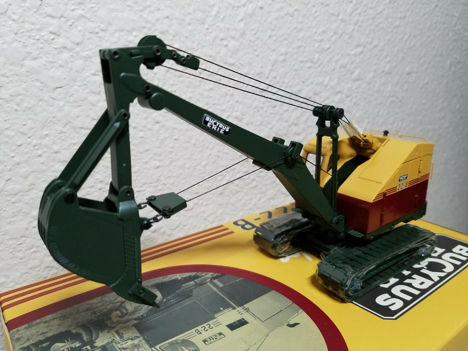 Bucyrus-Erie 22-B Cable Hoe with Metal Tracks – EMD 1:50 Scale Model #T002 New