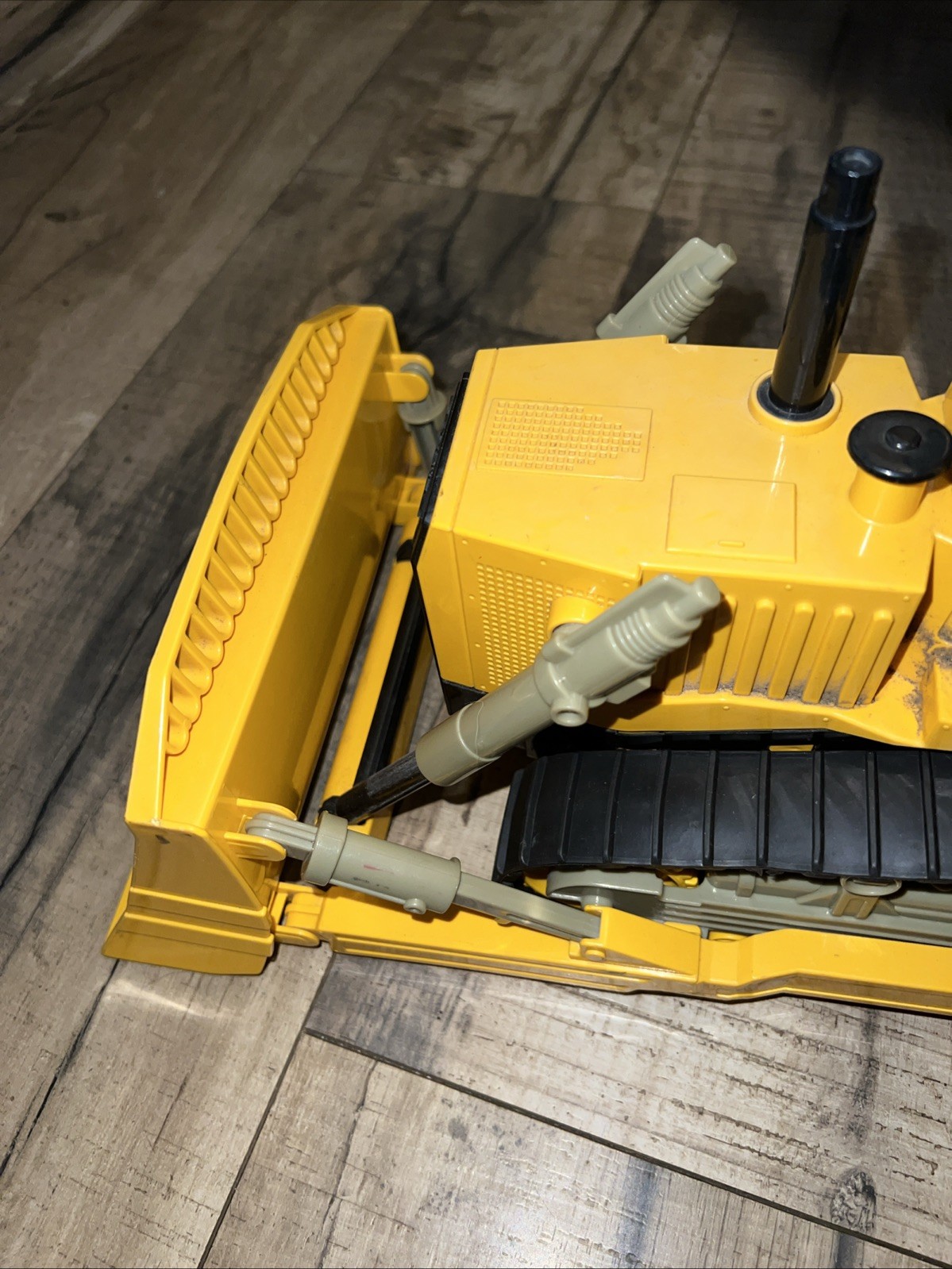 Driven By Battat D9 Dozer 1/16 Action Sounds Bulldozer Construction Toy S01