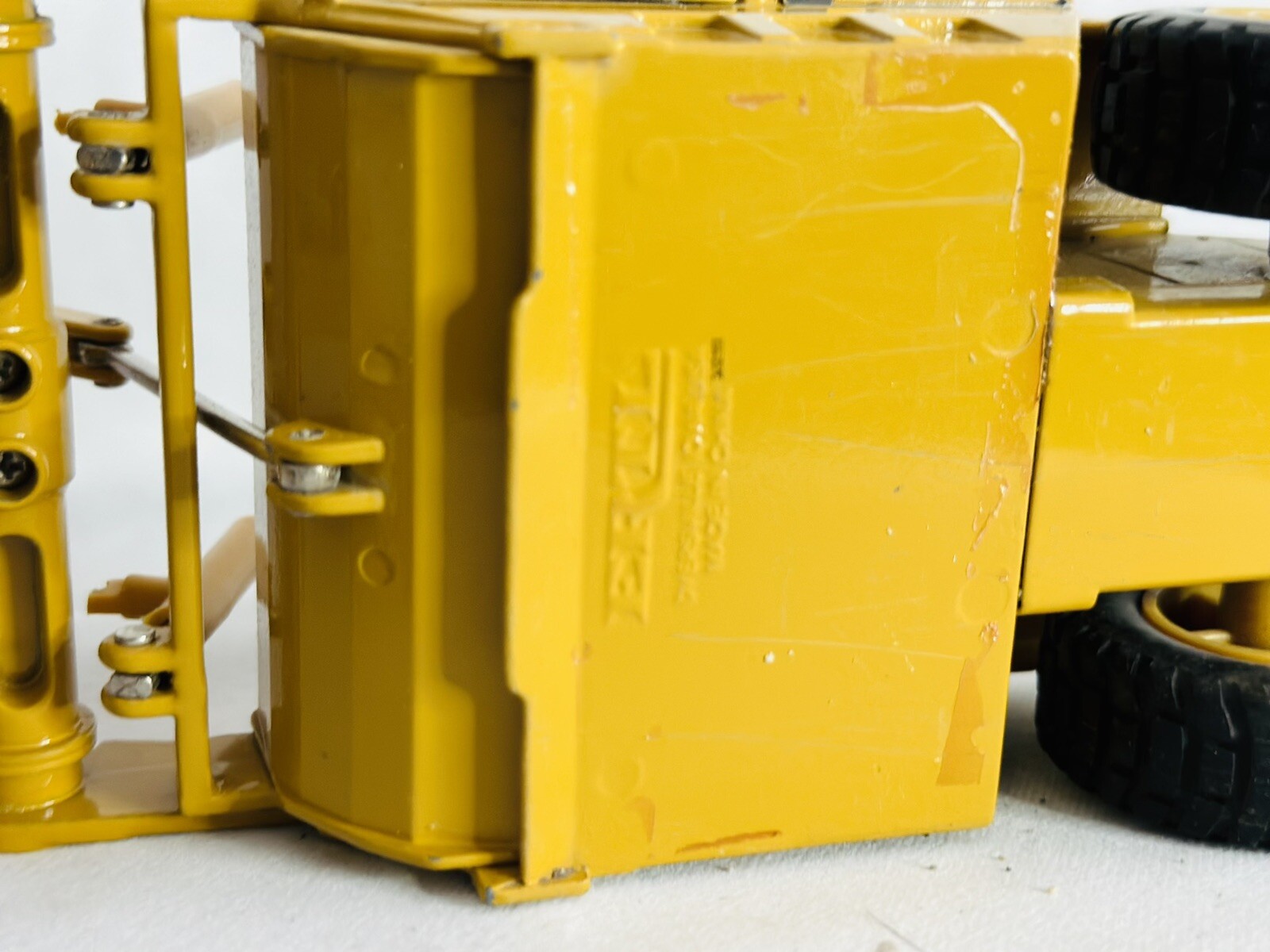 Ertl 1:50 Scale CAT CATERPILLAR 631E Scraper Diecast Metal