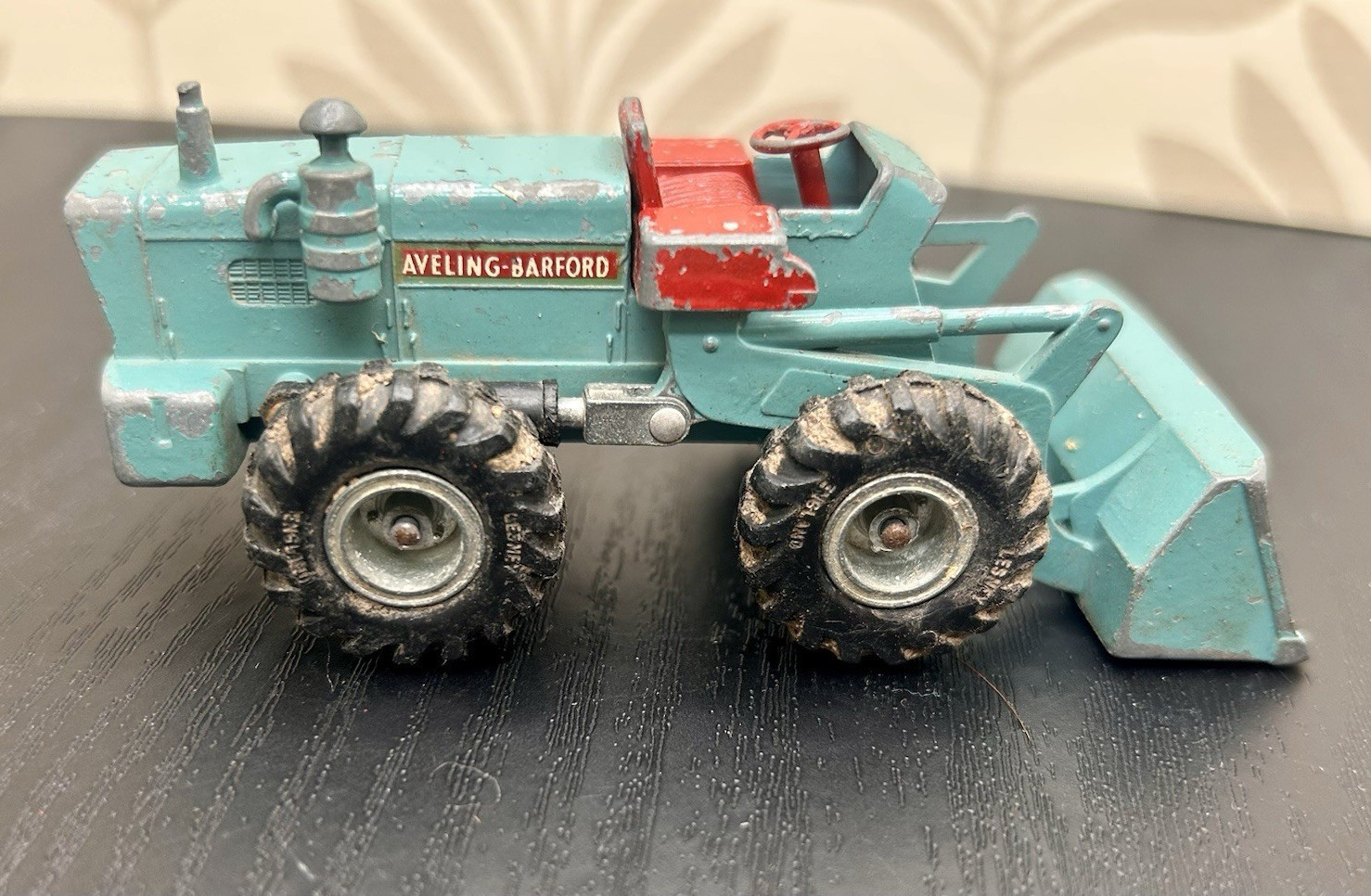 Matchbox Aveling-Barford Tractor Shovel Diecast Metal Blue/Red/Black 1:76
