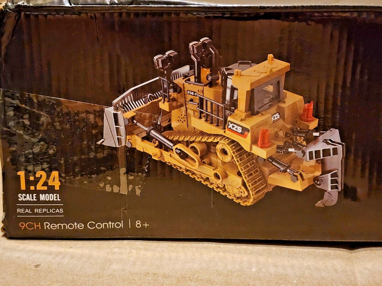 Track-Type Tractor 1:24 Scale Model Real Replicas 9CH Remote Control Sound Light