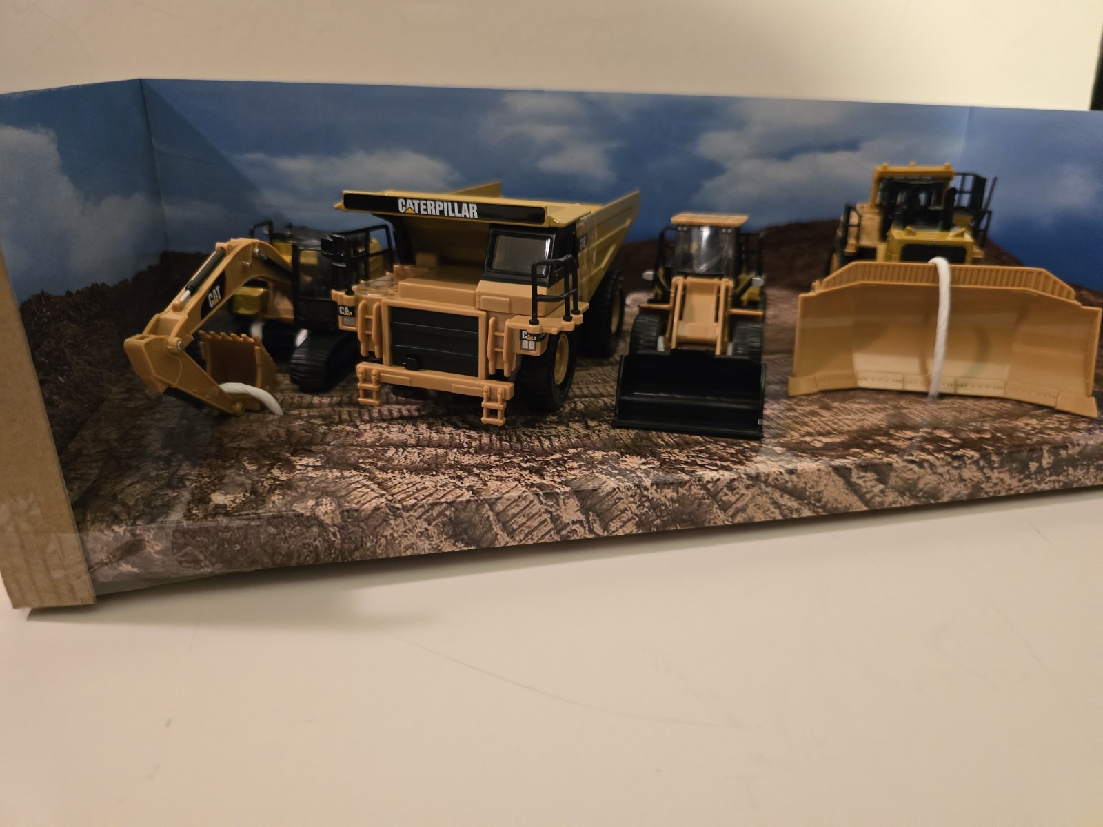 4 DIECAST MASTERS Cat Caterpillar Construction Loader Truck Excavator Tractor
