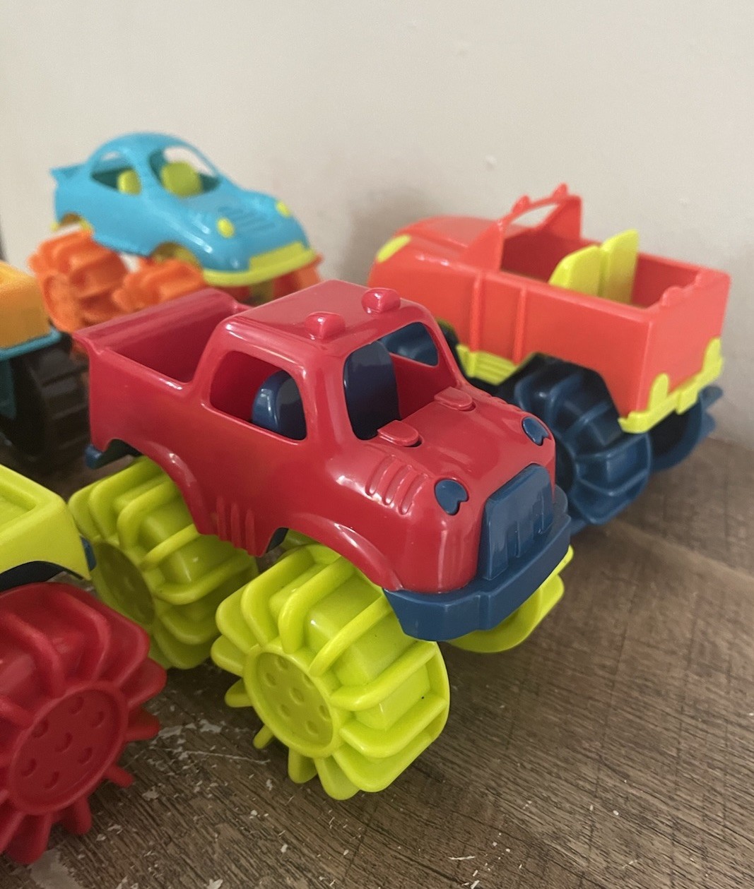B. toys by Battat 6, 4″ Toy Cars – Water & Sand Vehicles, Beach Playset for Kids