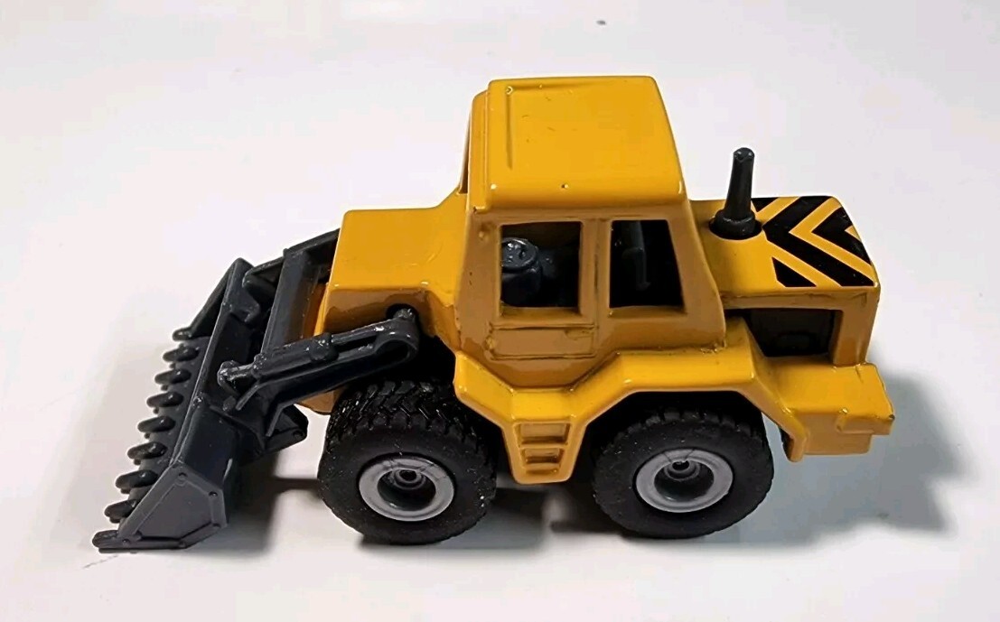 SIKU 802 Construction Front Loader Yellow/Gray HO Diecast/Plastic