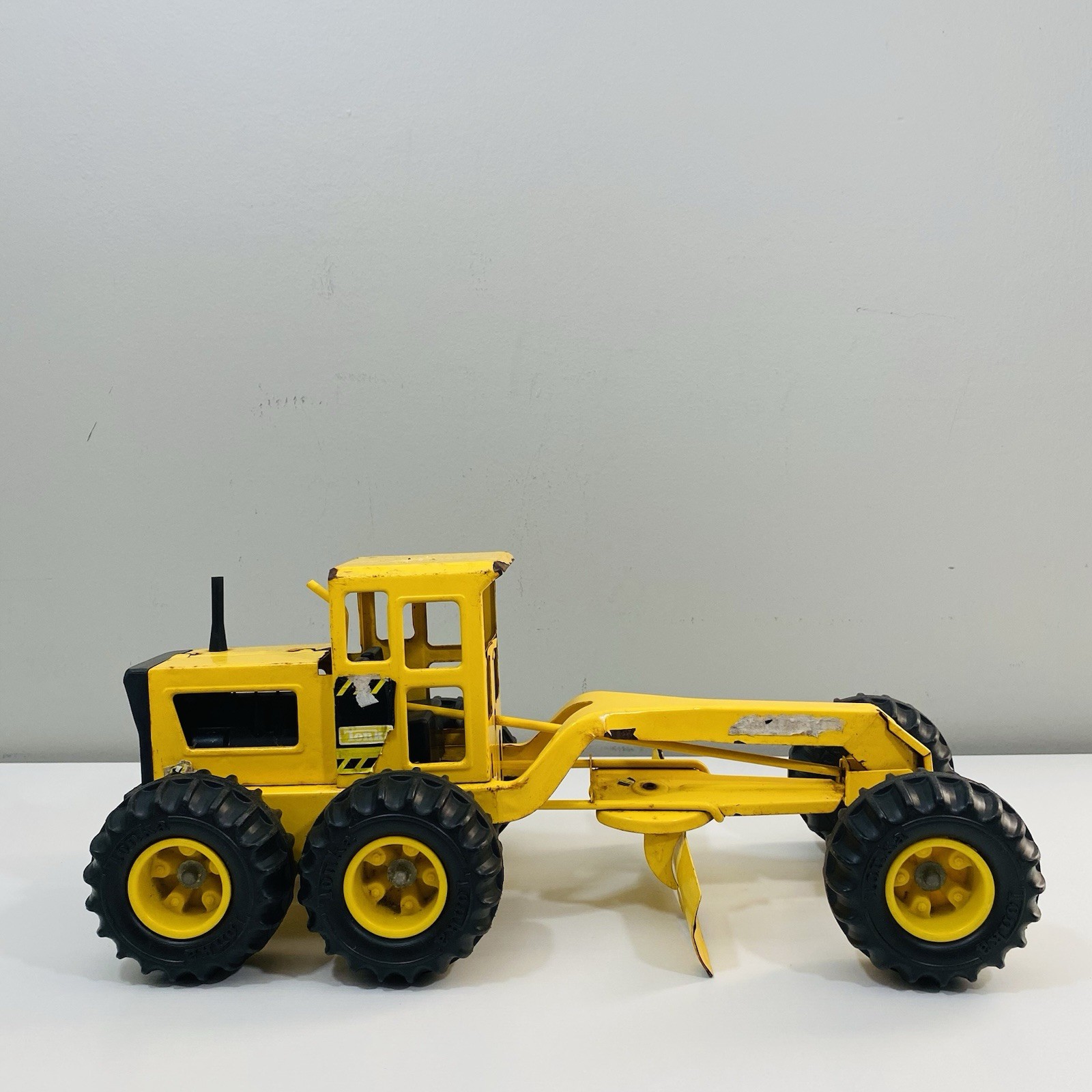 Vintage 1960’s-1970’s Tonka Yellow Metal Pressed Steel Road Grader Tractor 17″