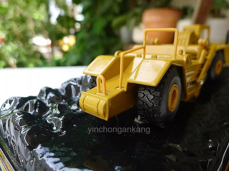 Diecast Masters 85695 – Caterpillar CAT 611 Wheel Tractor Scraper 1:64