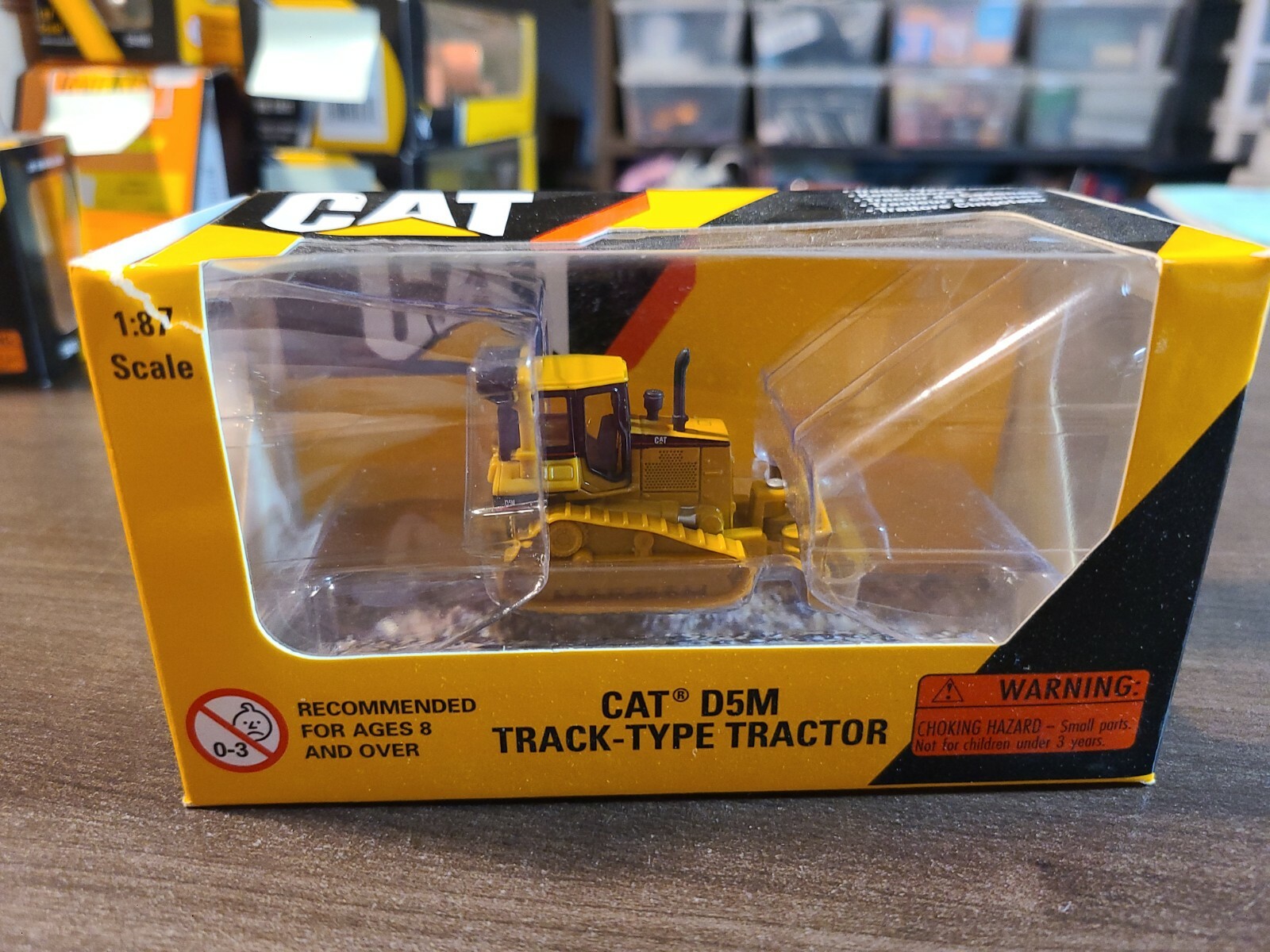 NORSCOT CAT 1:87 scale D5M Track-type Tractor, Model 55401 (H395)
