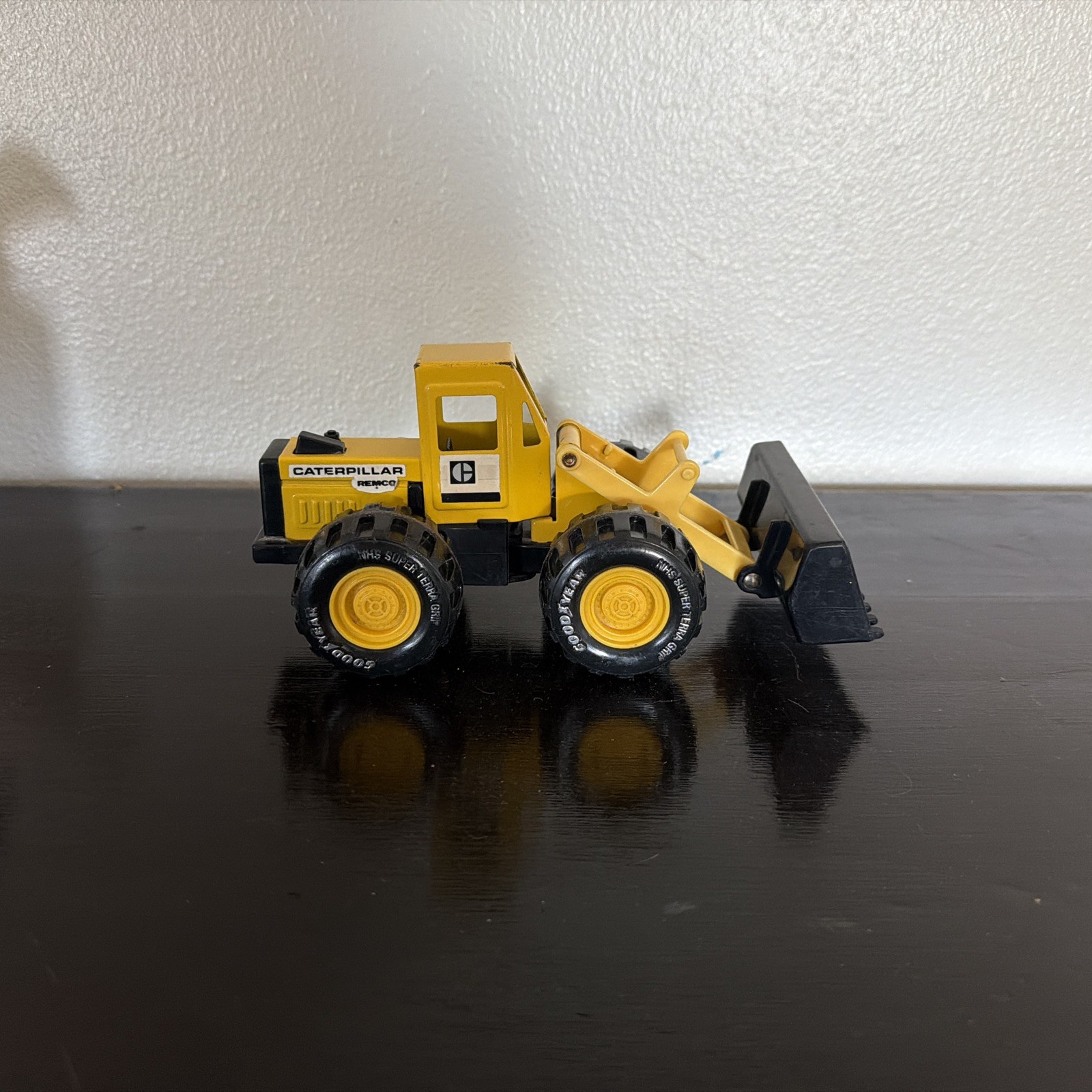 Vintage 1986 Caterpillar Front Loader Bucket Yellow and Black Tractor Truck