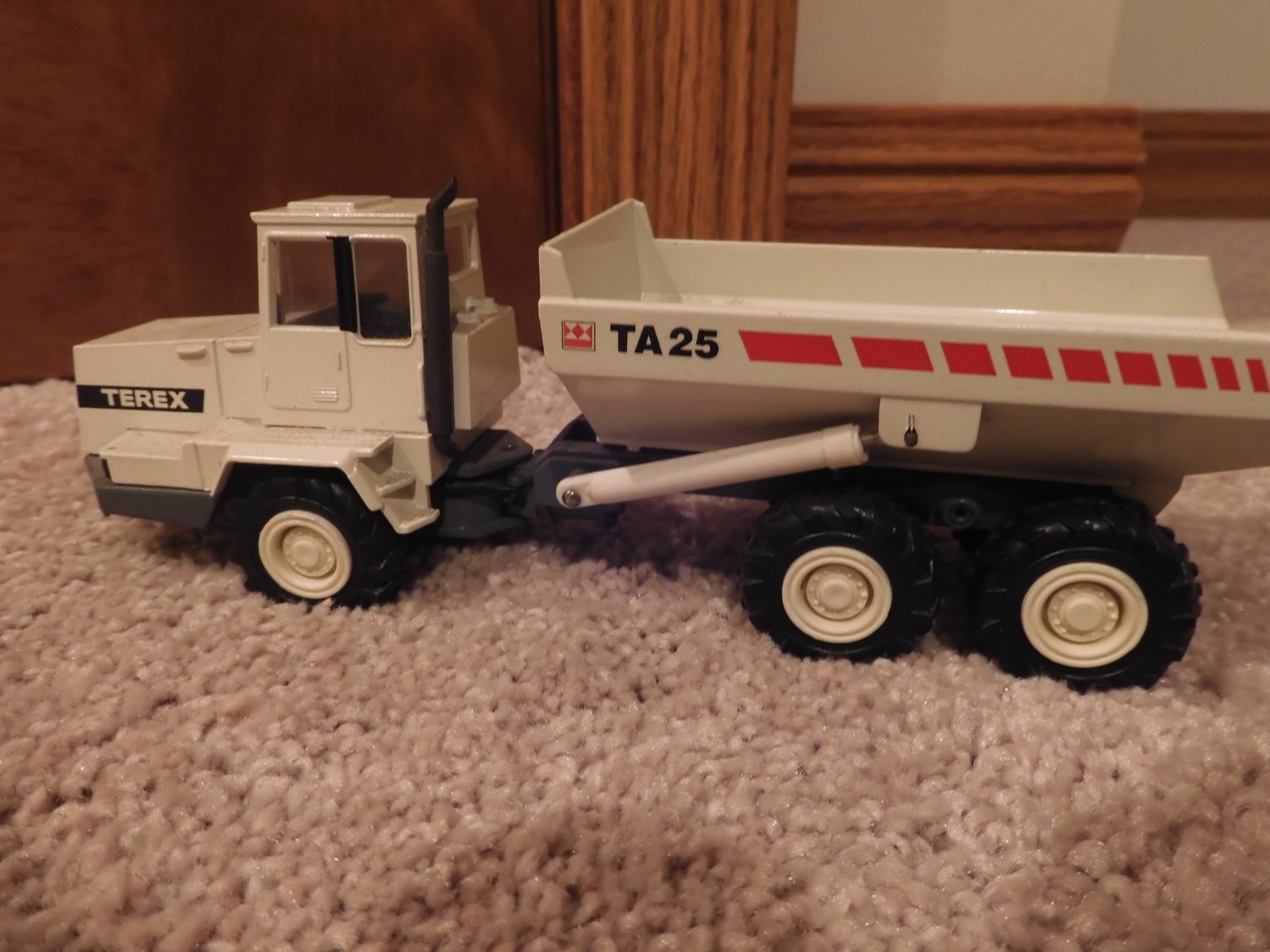TEREX TA-25 ARTICULATED HAULER CONSTRUCTION EQUIPMENT DIECAST 1/50