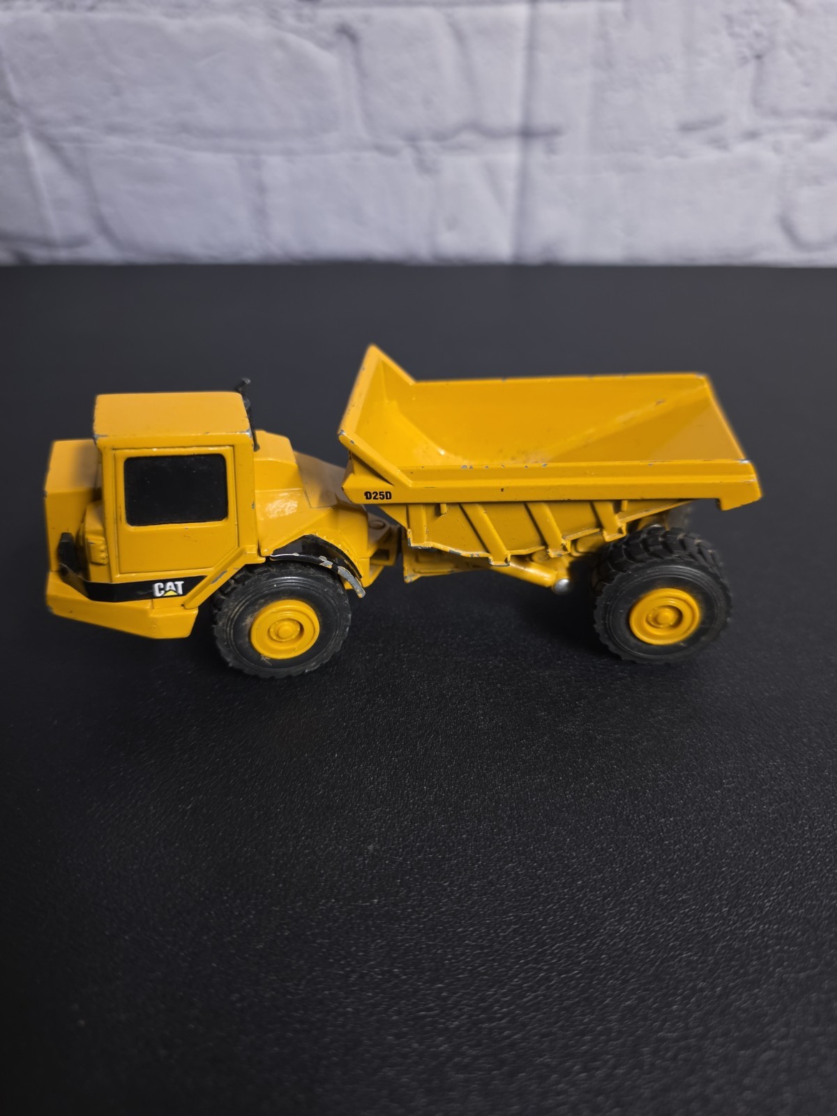 ERTL Caterpillar CAT D25D 5″ Articulated Dump Truck 1:64 (loose – no box)