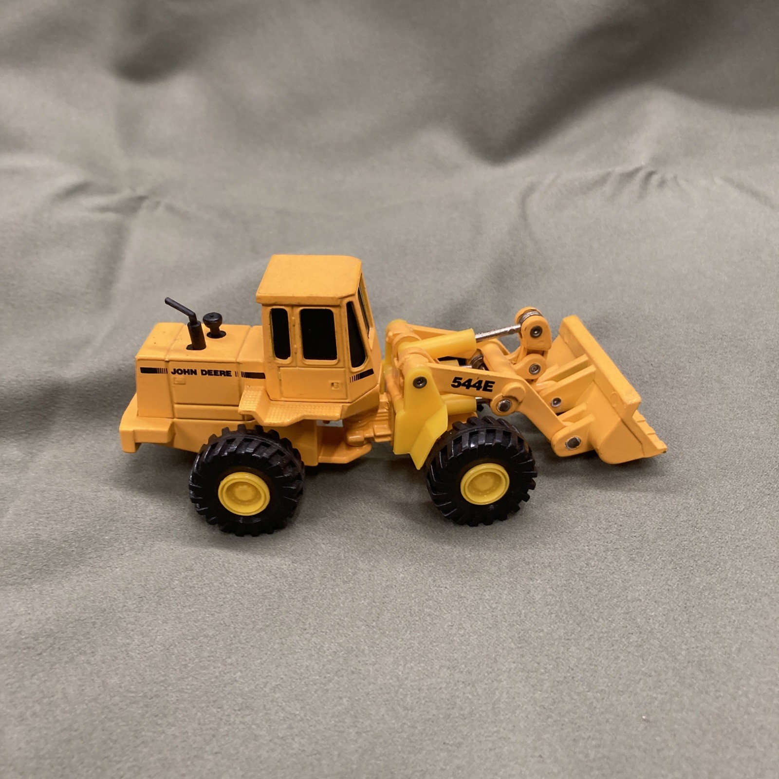 ERTL John Deere 544E Wheel Loader 1/64 Die Cast