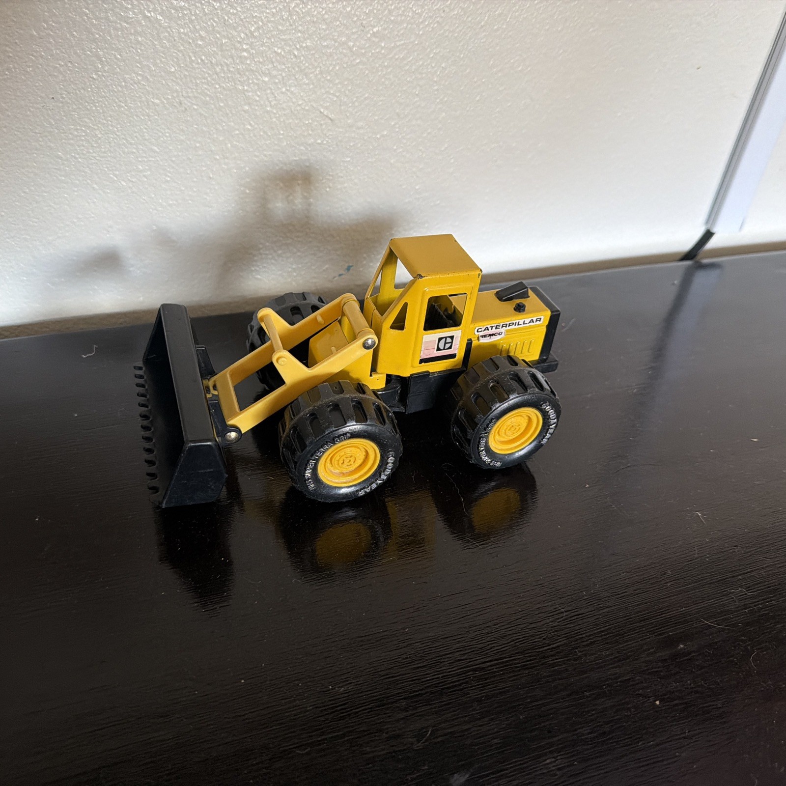 Vintage 1986 Caterpillar Front Loader Bucket Yellow and Black Tractor Truck