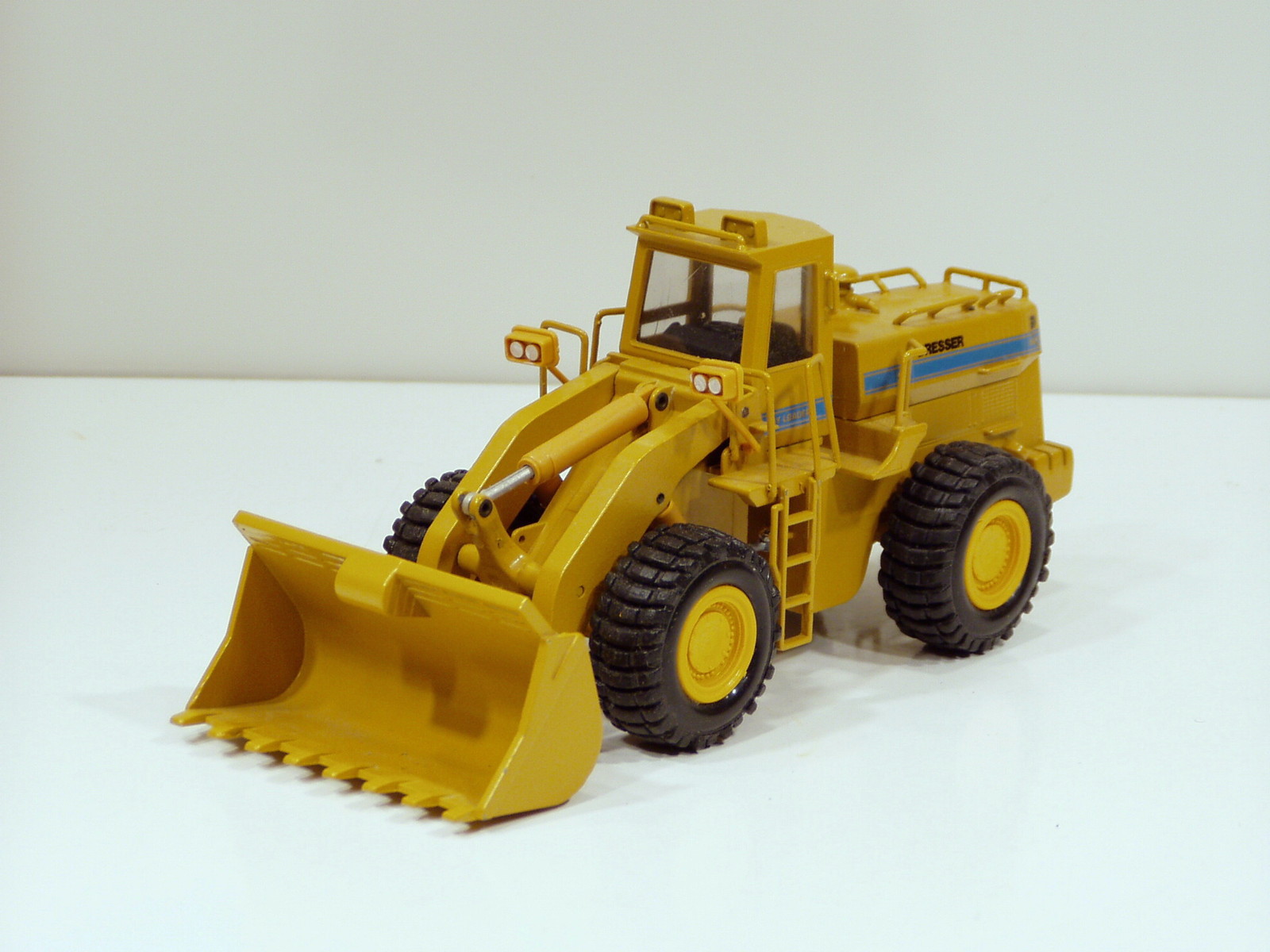 Dresser 560B Loader – 1/50 – Conrad #2420 – N.MIB
