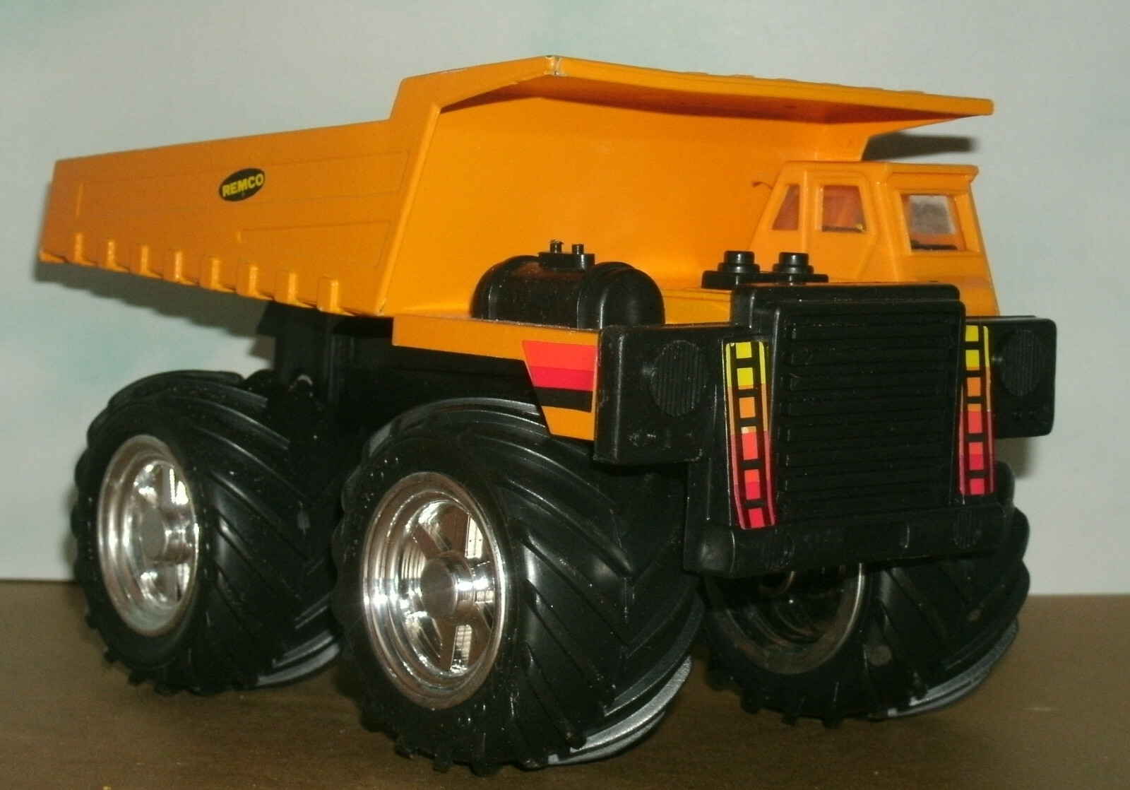 1/62 Scale Heavy Duty Dump Truck Diecast (7.25″) 1980’s Remco Construction Toy