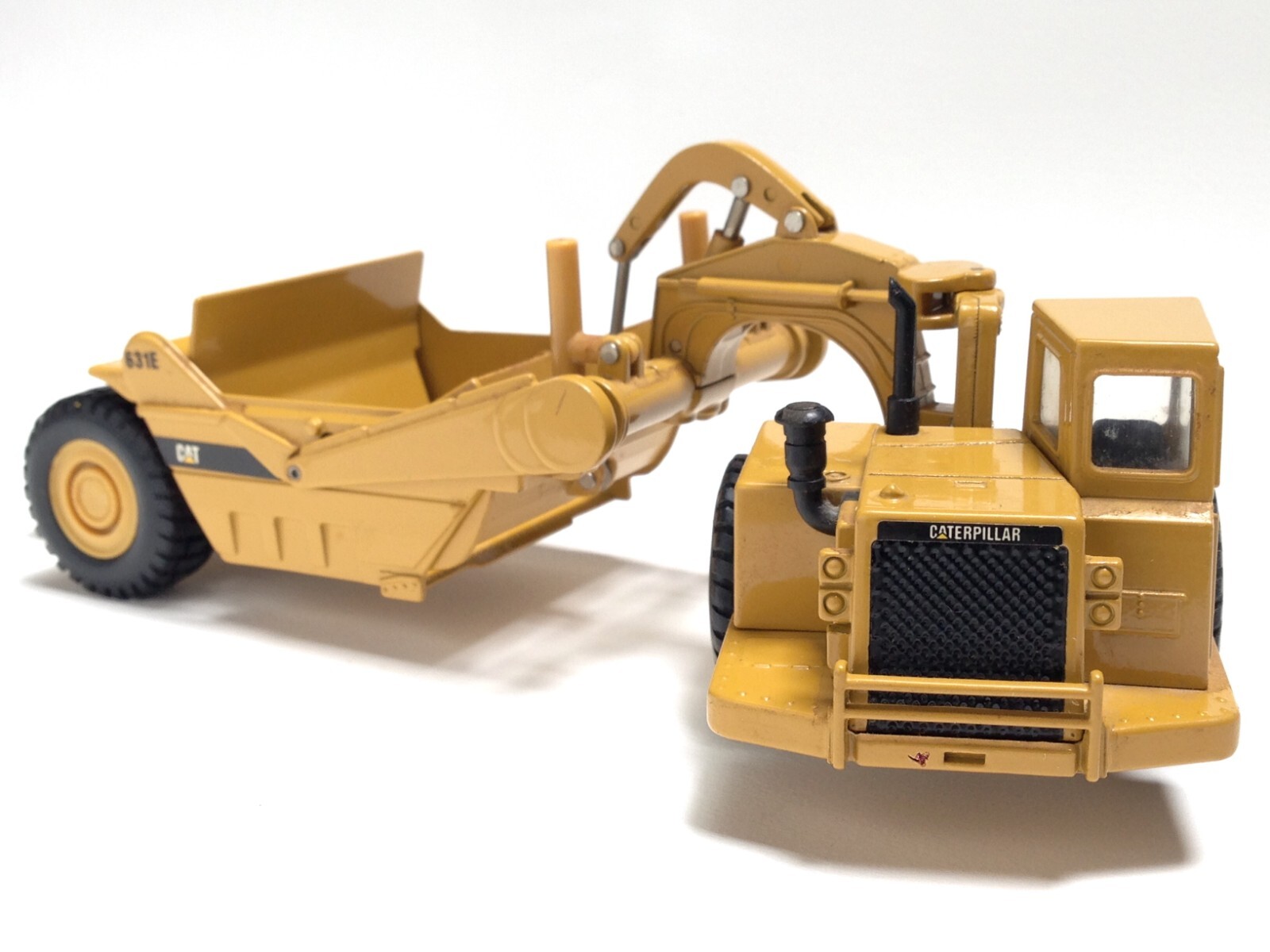 Mighty Movers Caterpillar NEW 631E Wheel Tractor Scraper 2430; scale: 1 / 50