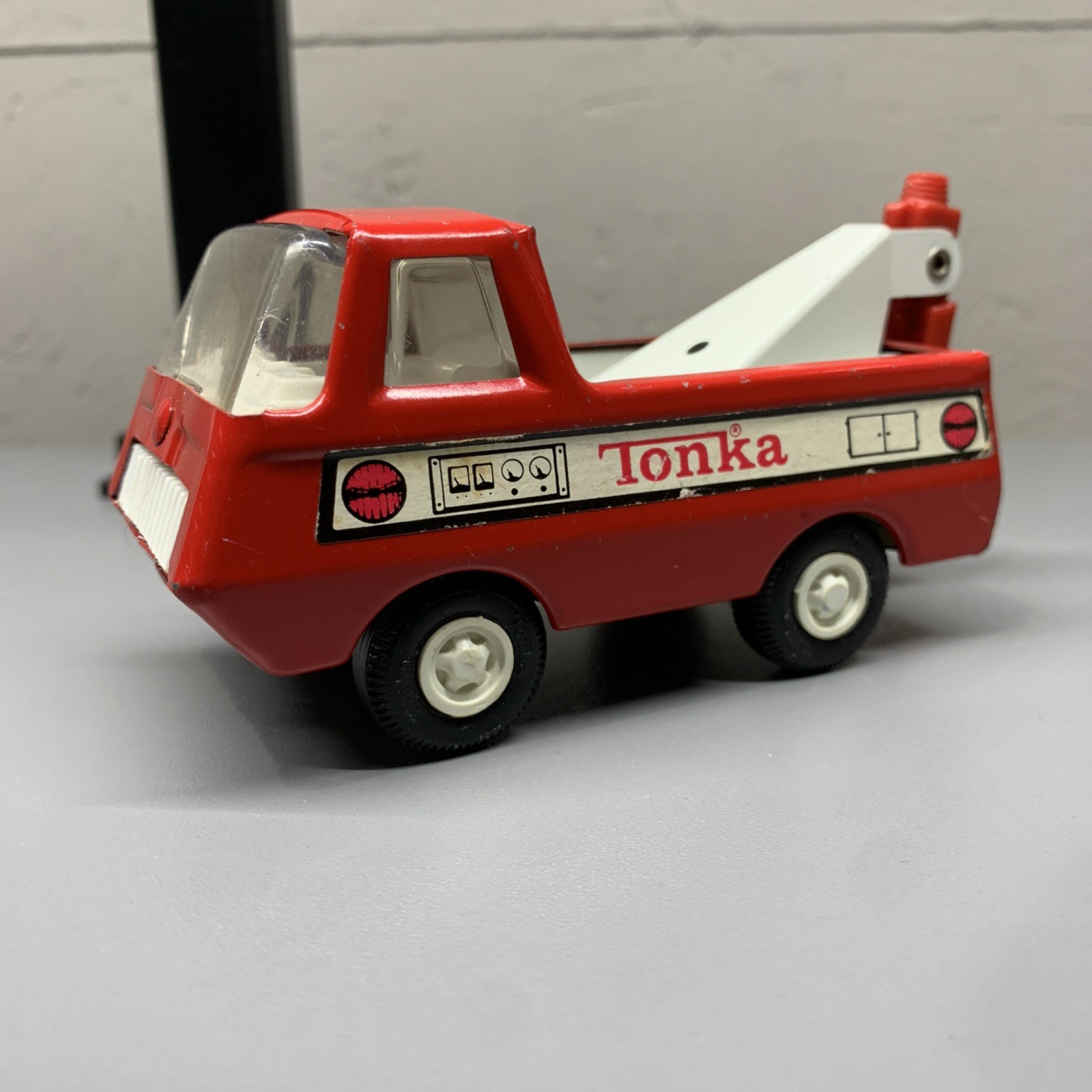 Vintage 70’s Tonka Mound, MINN Mini Red Tow Truck Pressed Steel 5inx2.5in