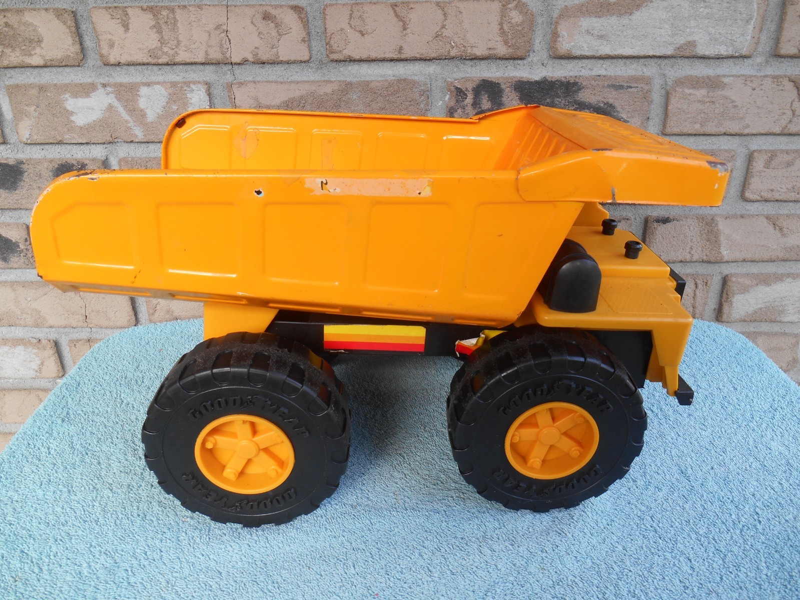 VINTAGE 1998 ROAD CHAMPS REMCO TUFF ONES LARGE METAL DUMP TRUCK. 9″ TALL.