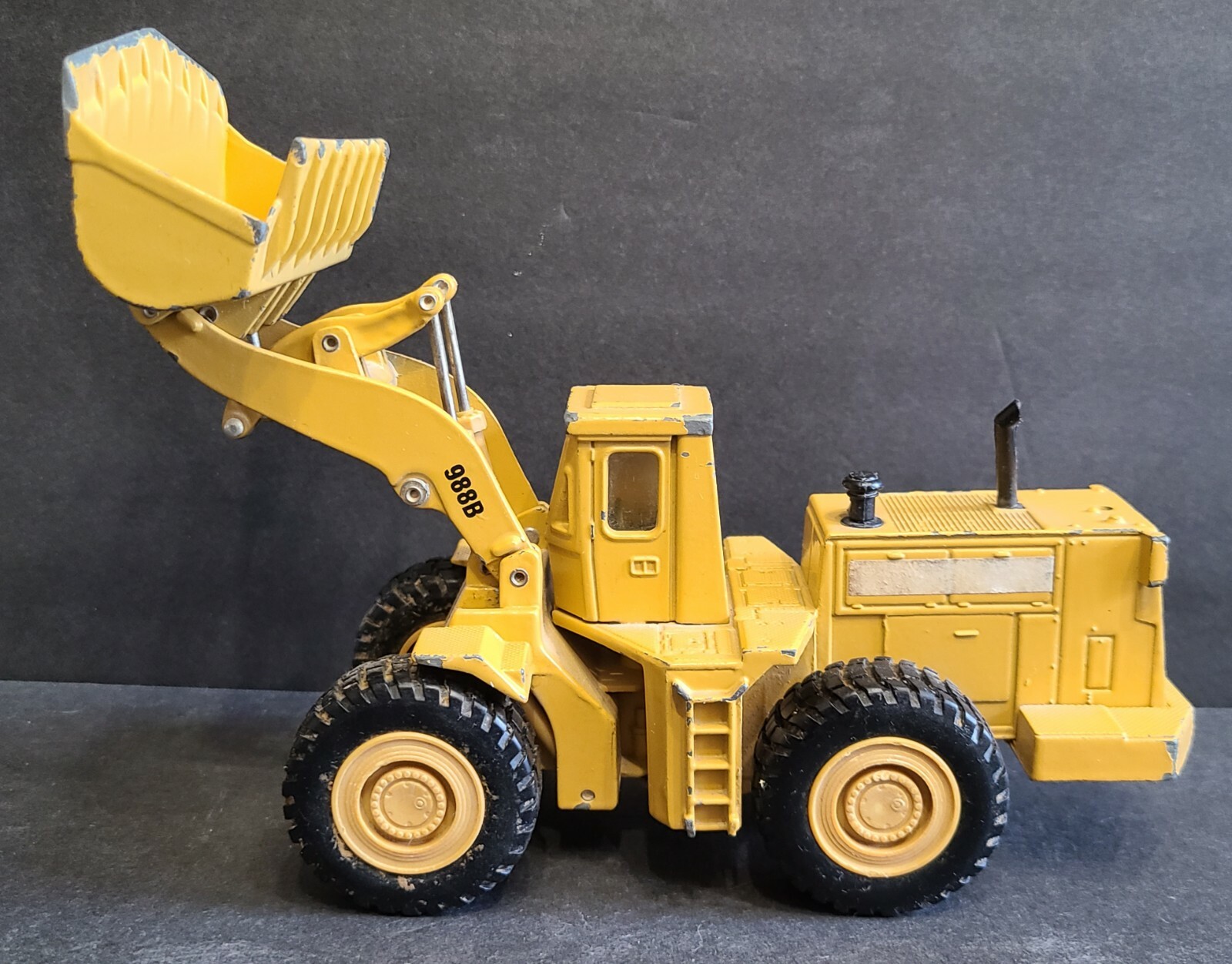 ERTL CAT Caterpillar Wheel Loader 988B 1856F Yellow Die Cast Model Vintage