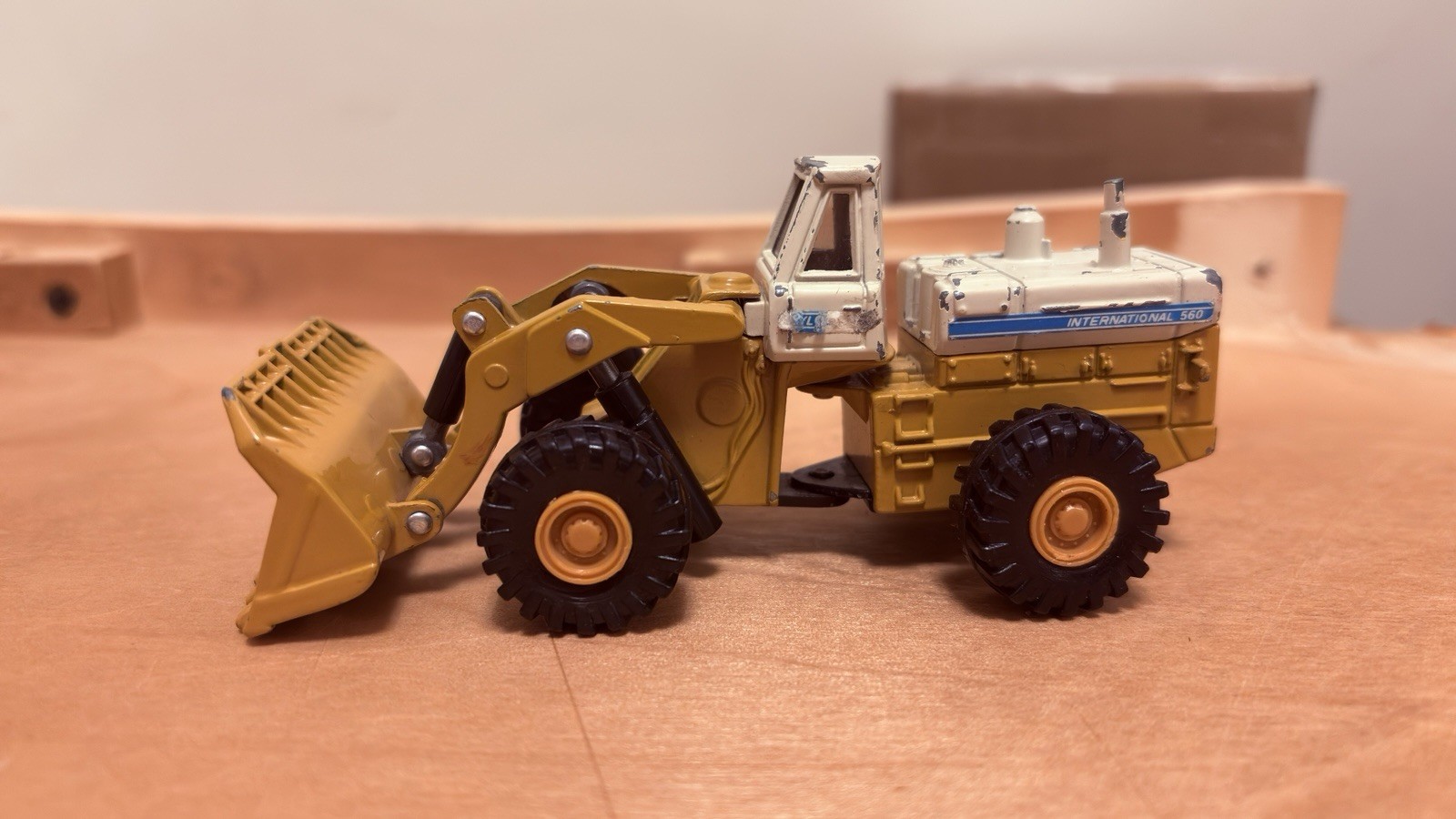 ERTL Mighty Movers Of The World – International 560 Wheel Loader 1:64 Diecast