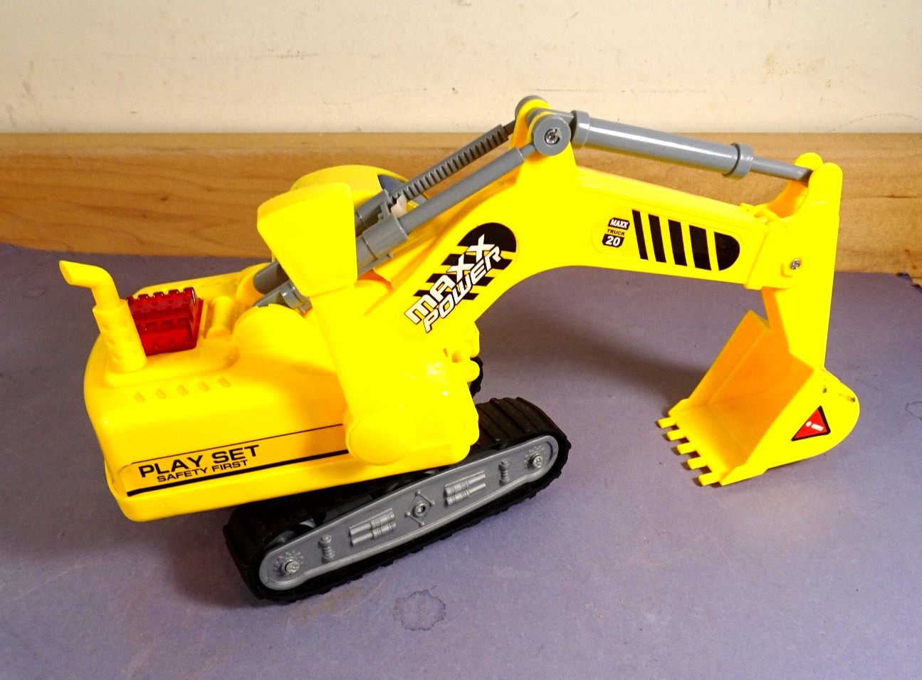 Maxx Power Digger Excavator TOY TRUCK Play Set w/Continuous Track Treads