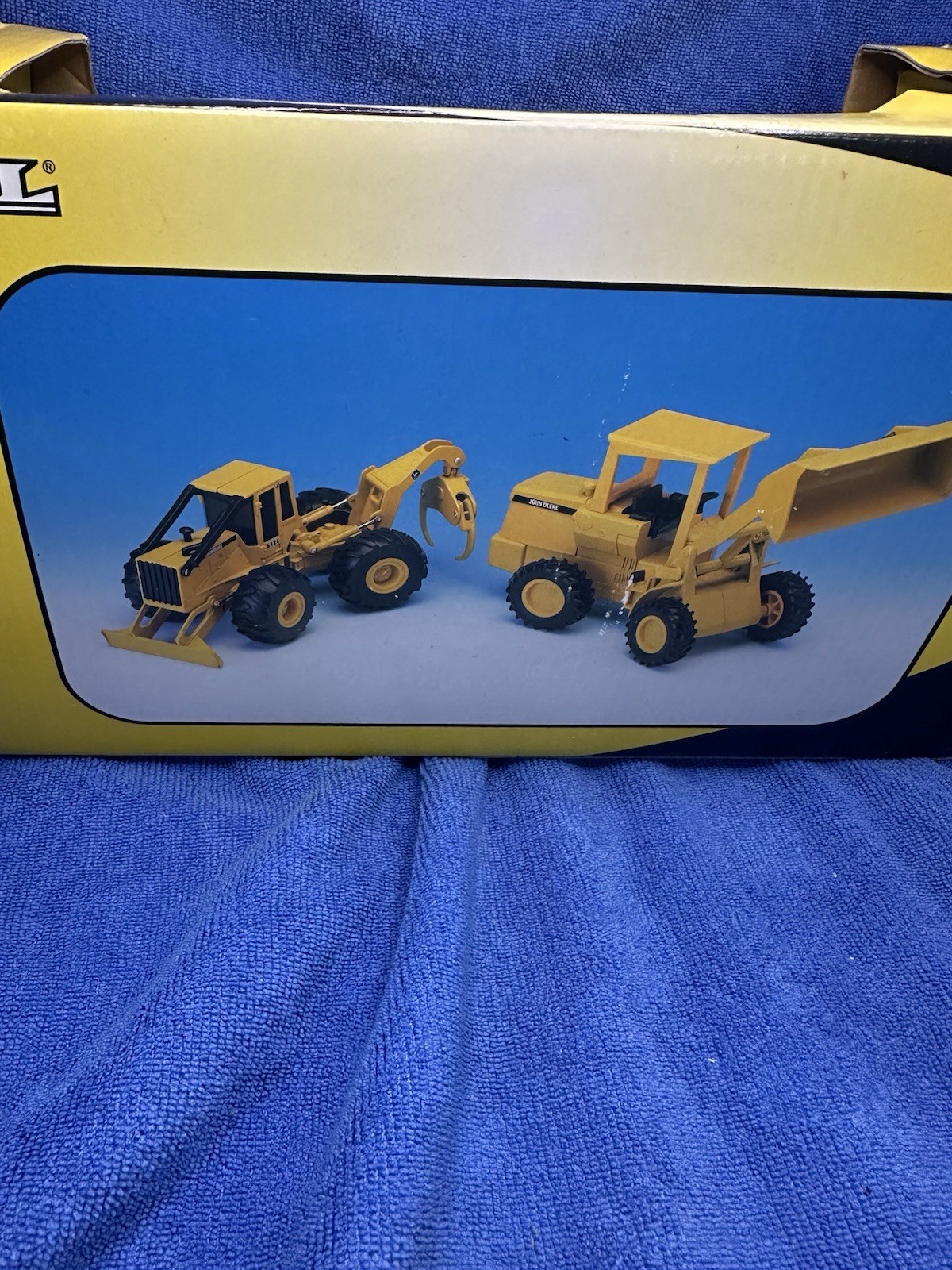 Ertl 1/32 John Deere Log Skidder yellow New In Box.
