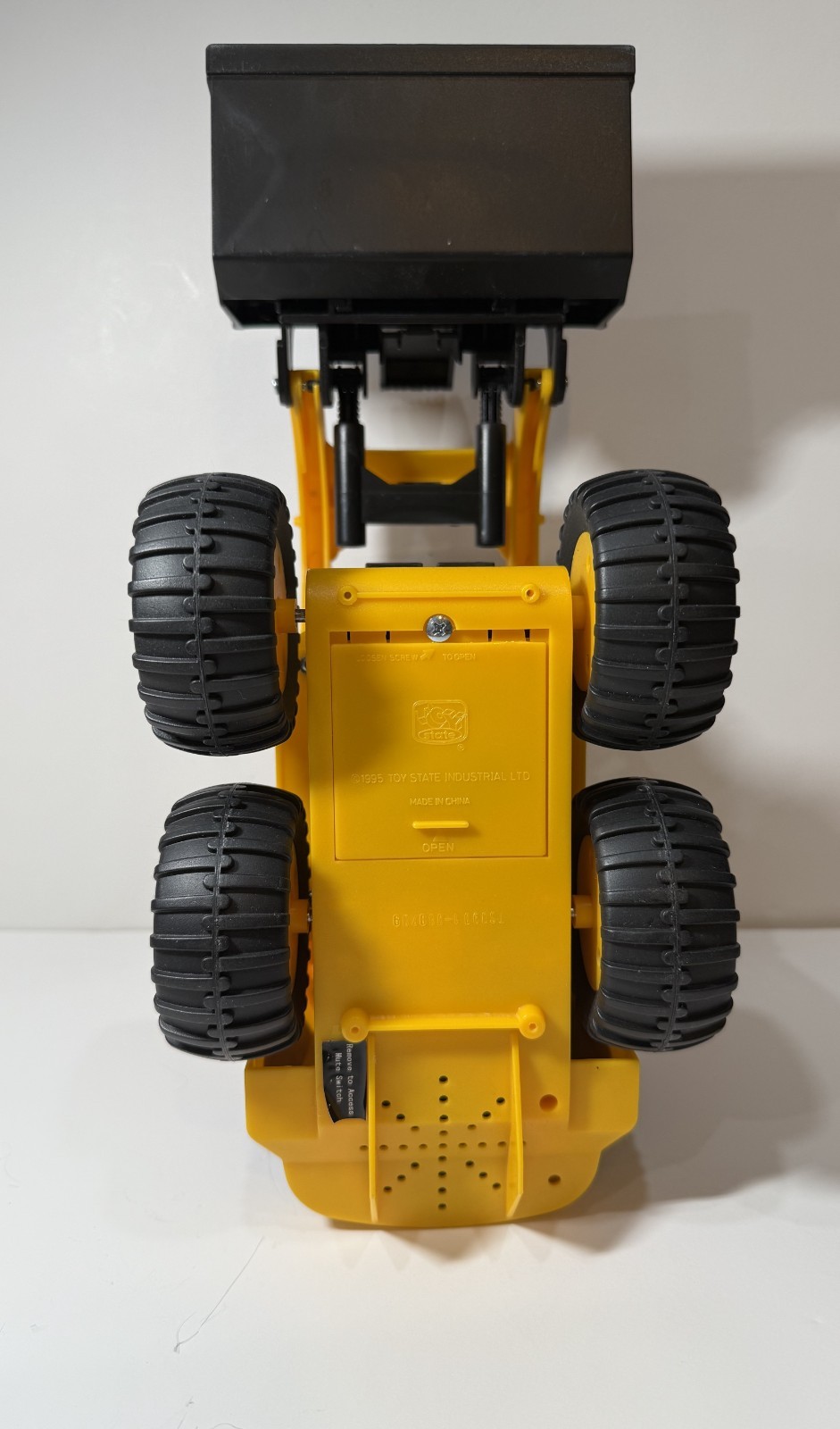 CAT Motorized Wheel Loader 12″x9″x6″ Hard Hat, Worker, Accessories by Toy State