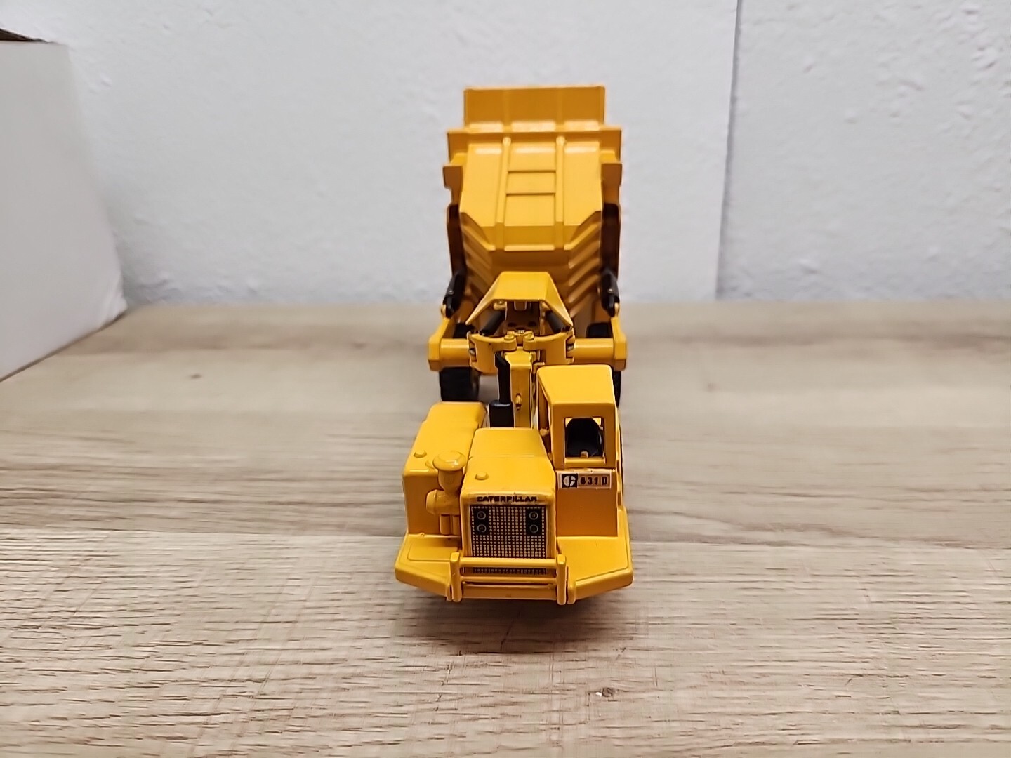 JOAL Caterpillar Cat 631D Heavy Tipping Dump Truck, Scale 1:50