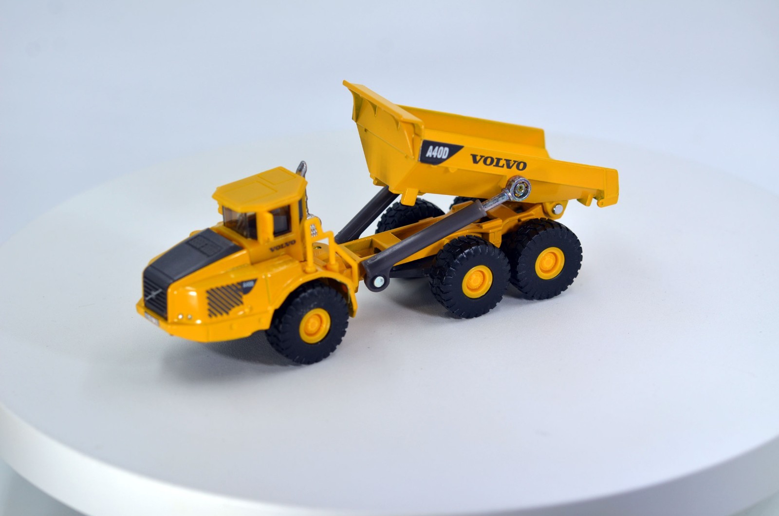 SIKU SK1877 Volvo A40D Dump Truck Yellow 1/87 (HO) Diecast Model New Without Box