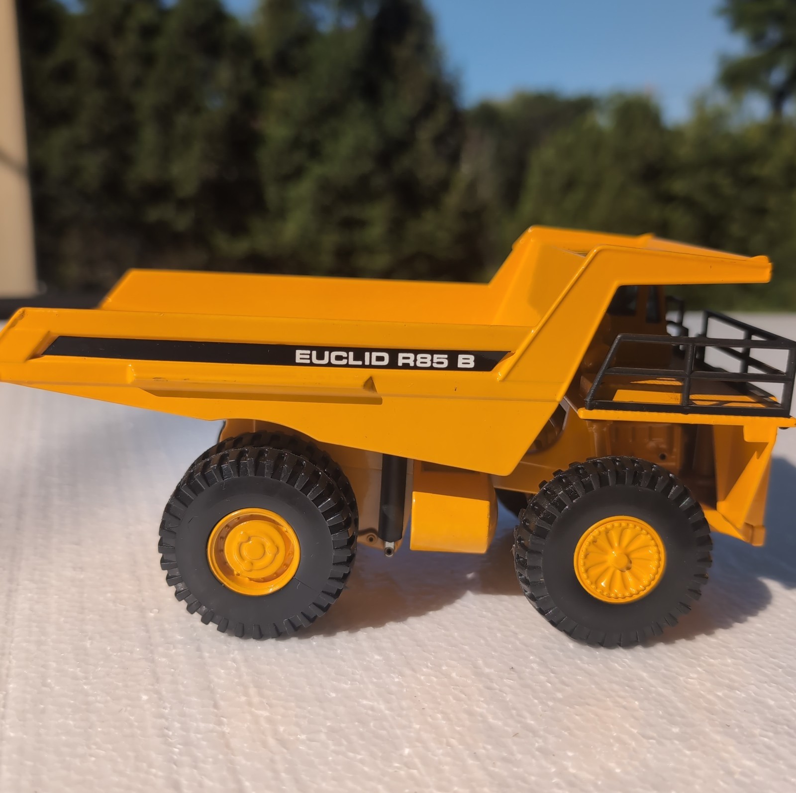 1/50: JOAL EUCLID R85 B DUMP TRUCK