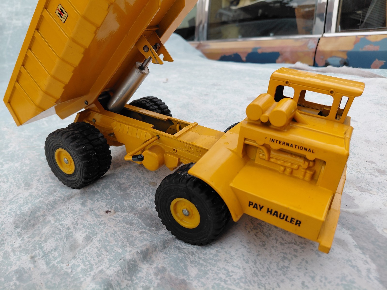 Vintage 1970s Ertl 1/25 International Pay Hauler 12″ Hydralic Dump Truck